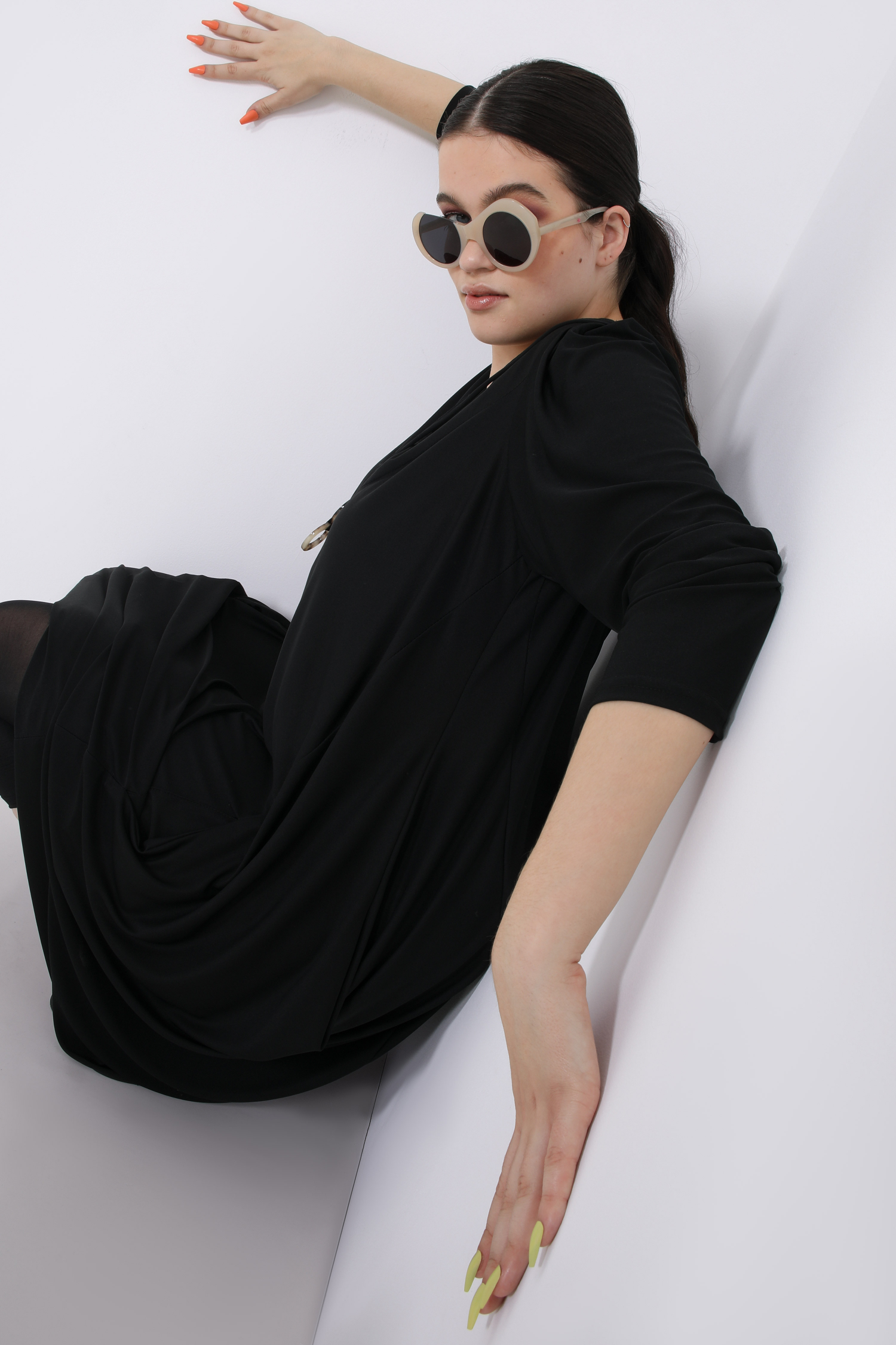 robe longue en maille avec collier décoratif 