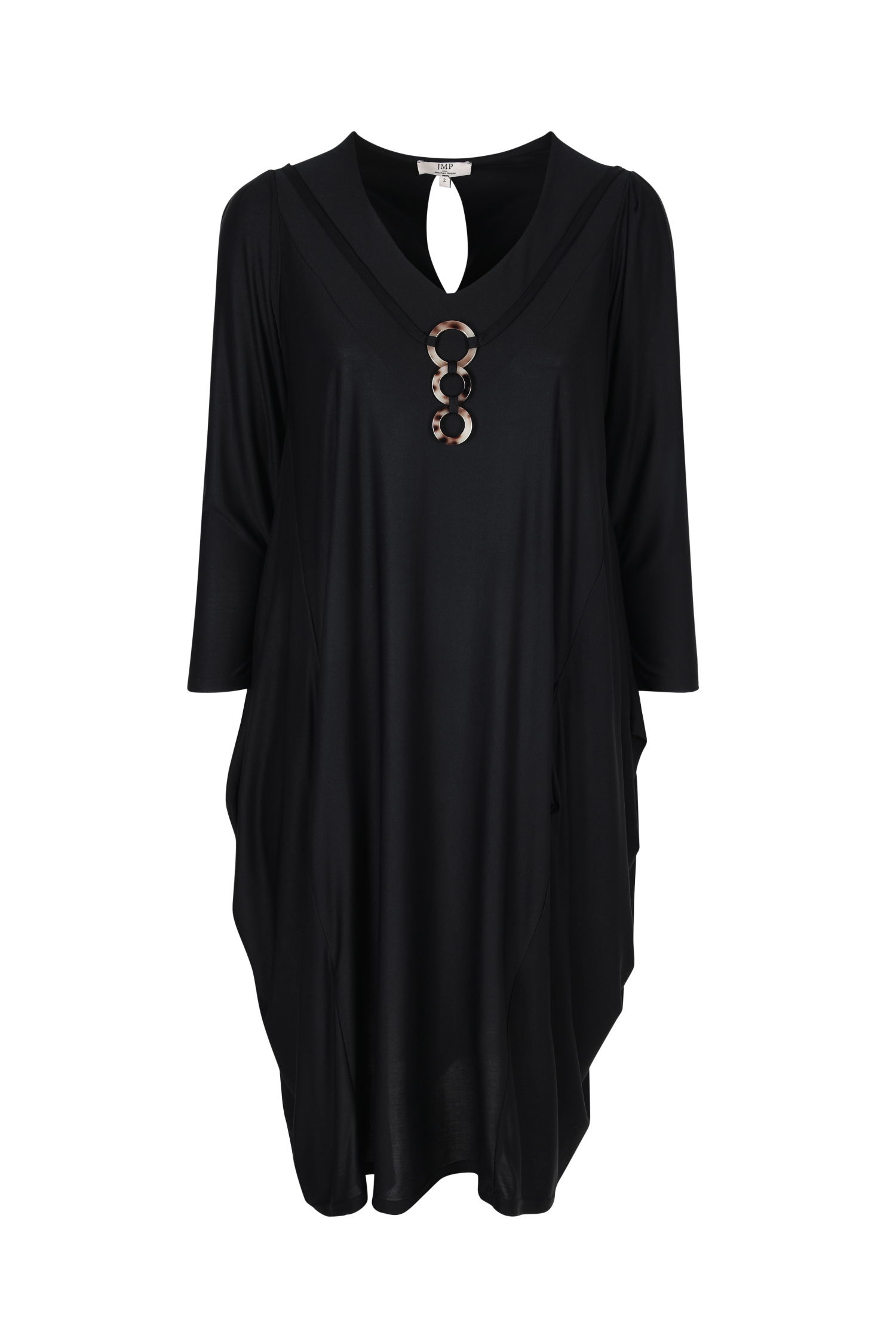 robe longue en maille avec collier décoratif 