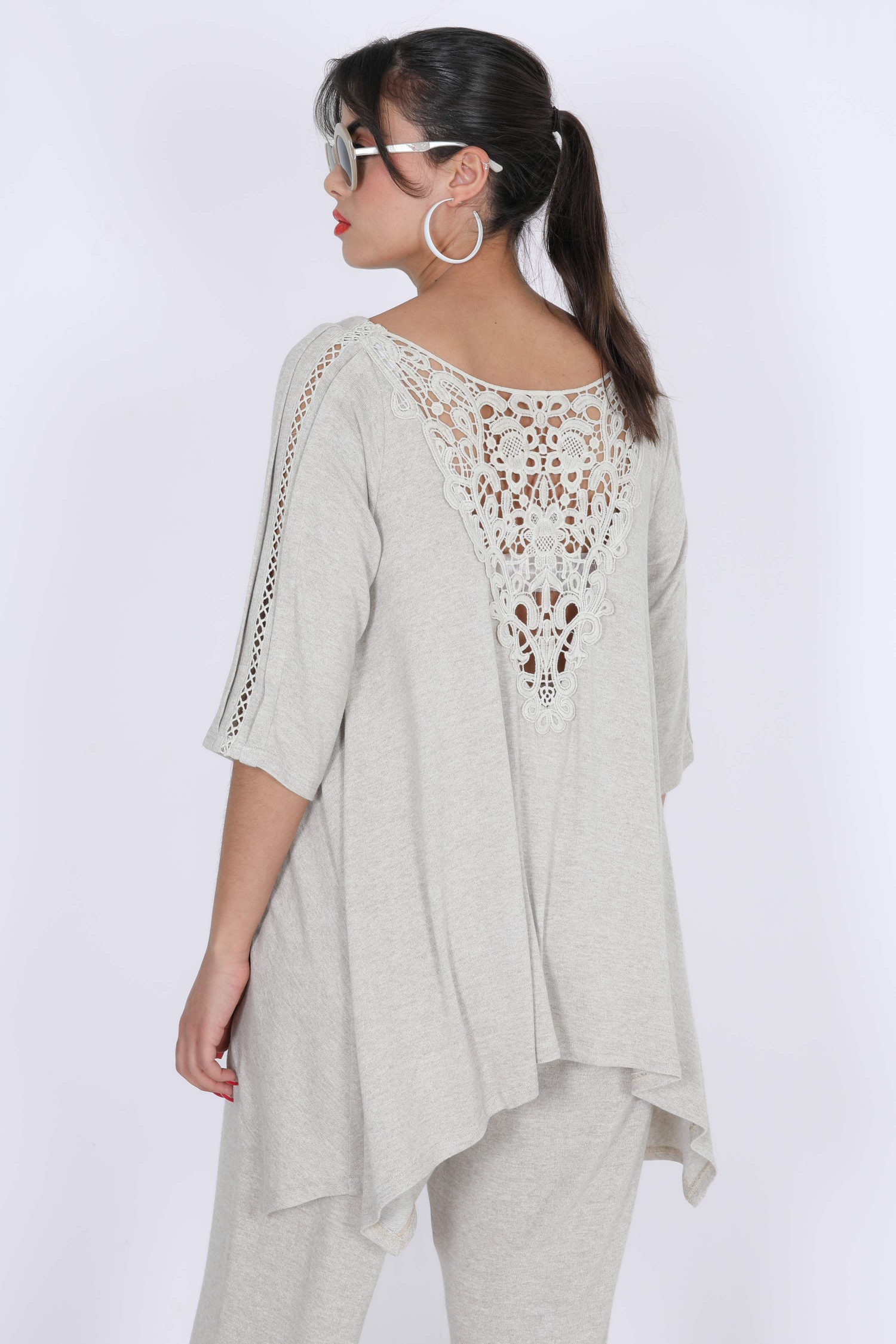Knitted T-shirt with macramé collar on the back