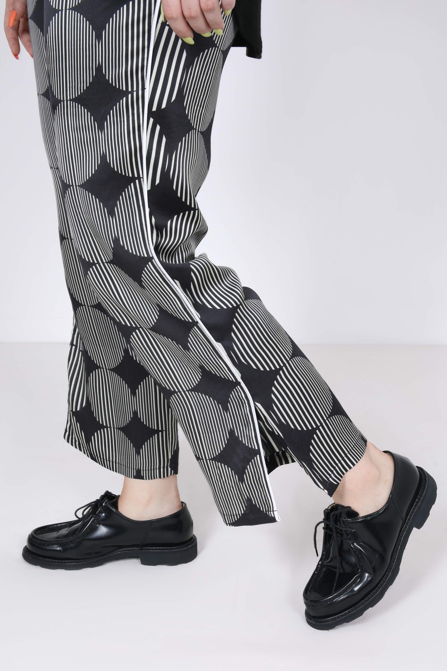 Printed pants with side piping