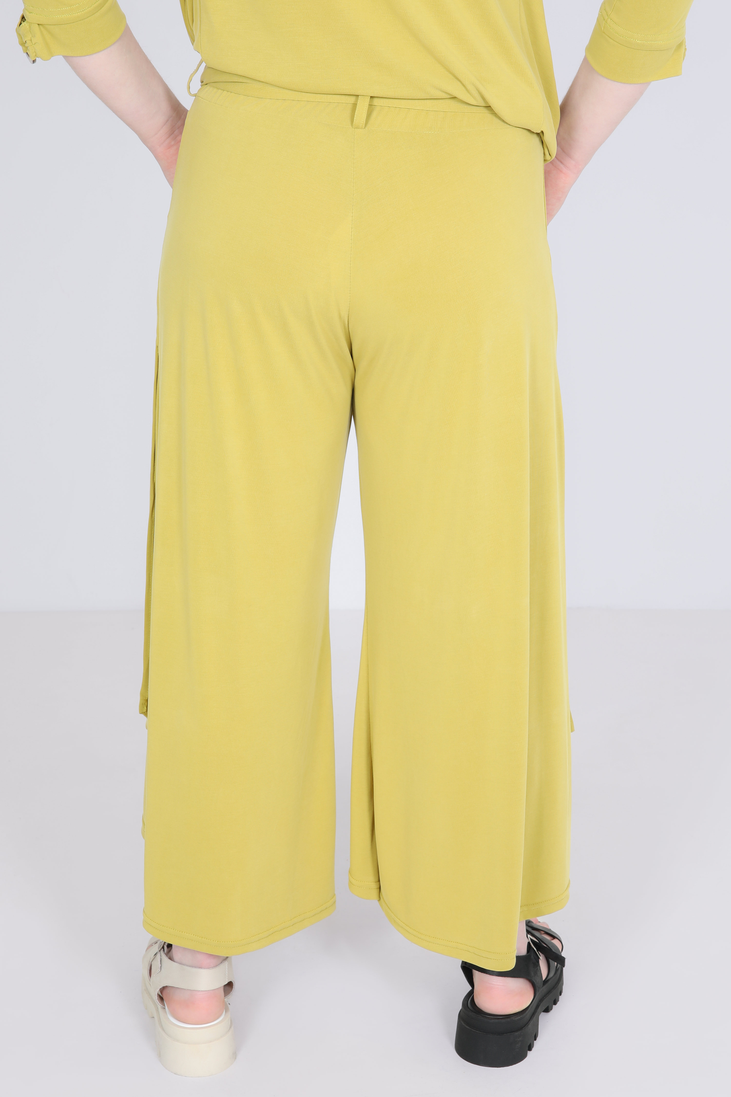Pant style culottes in plain knit.