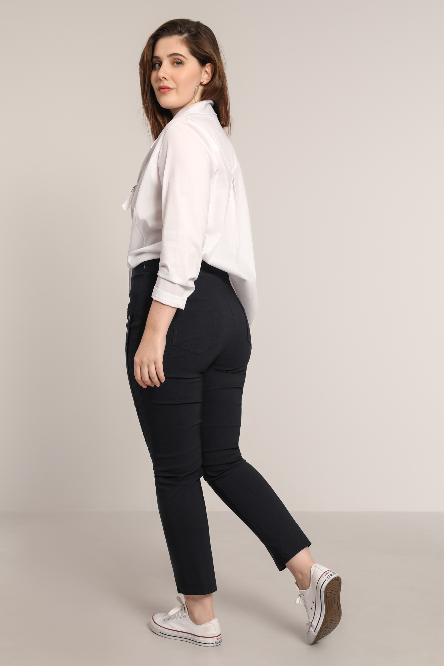 Elegant pants with buttons