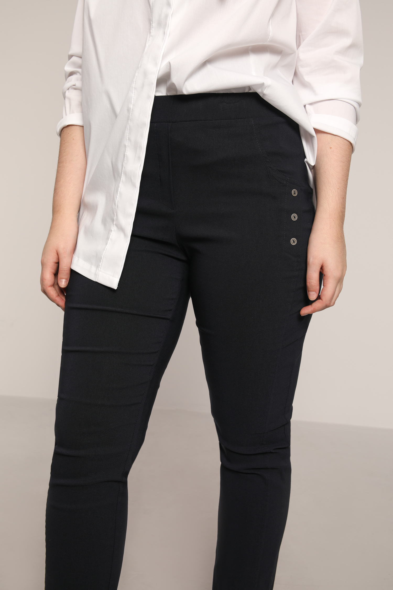 Elegant pants with buttons
