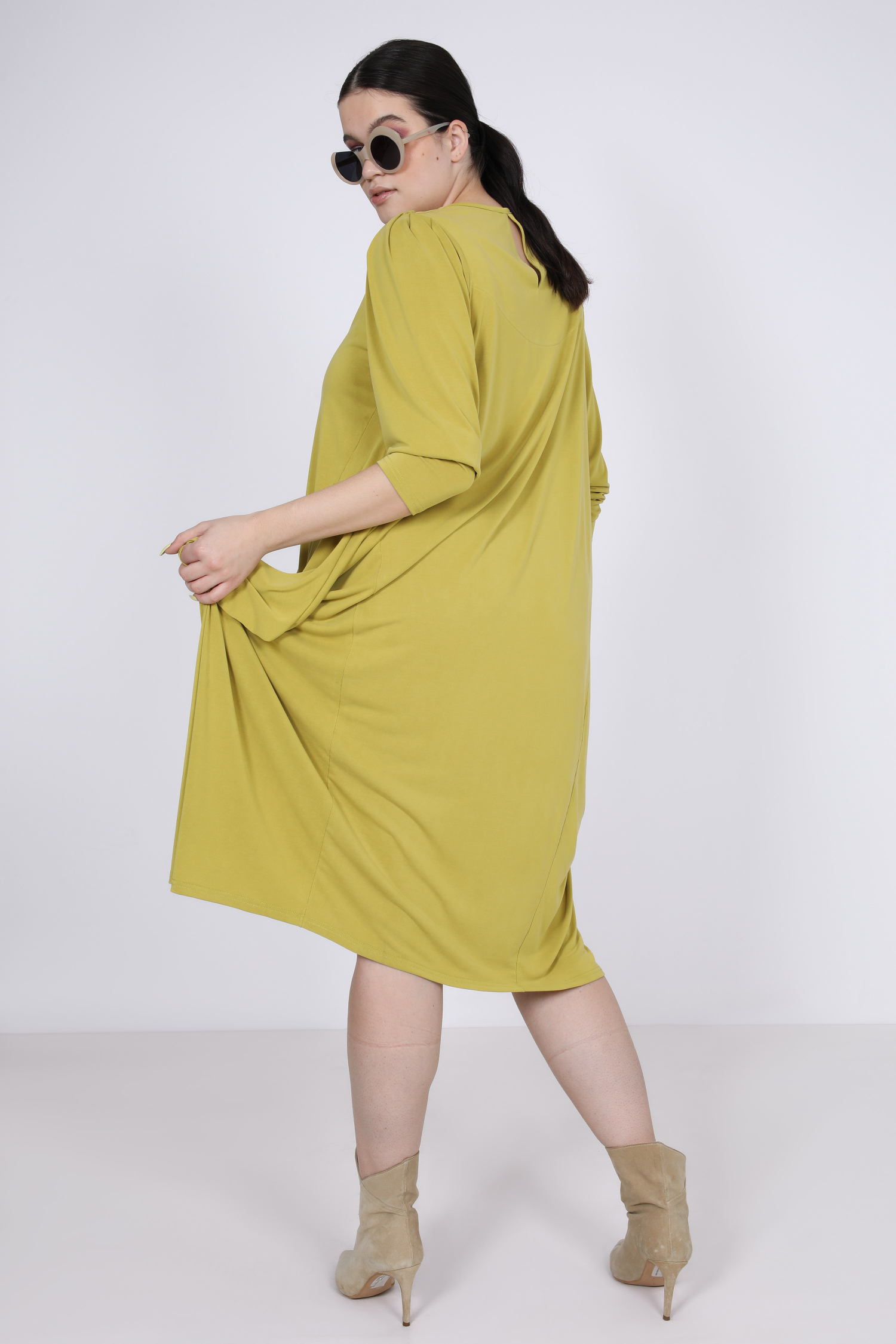 robe longue en maille avec collier décoratif 