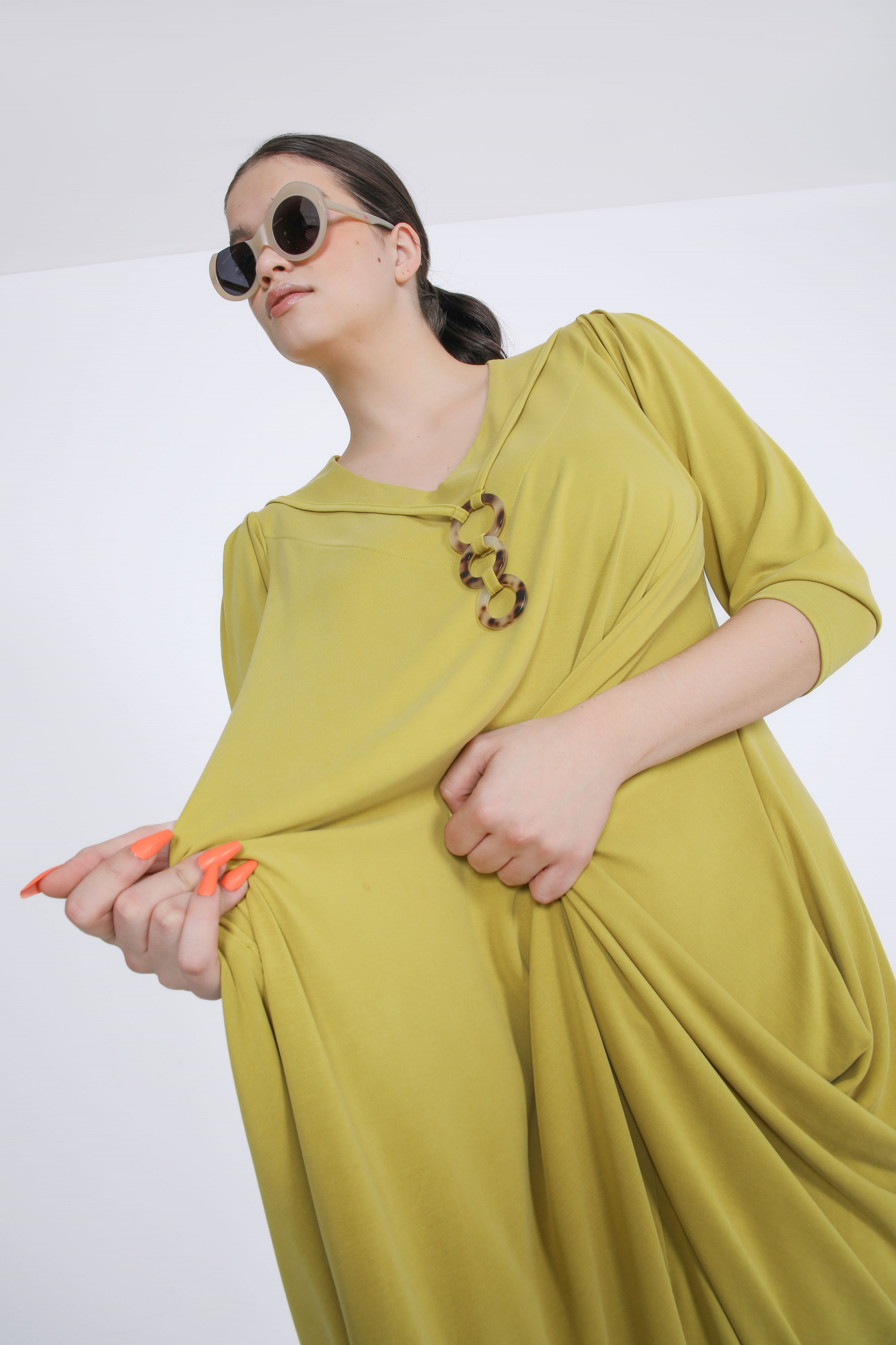 robe longue en maille avec collier décoratif 