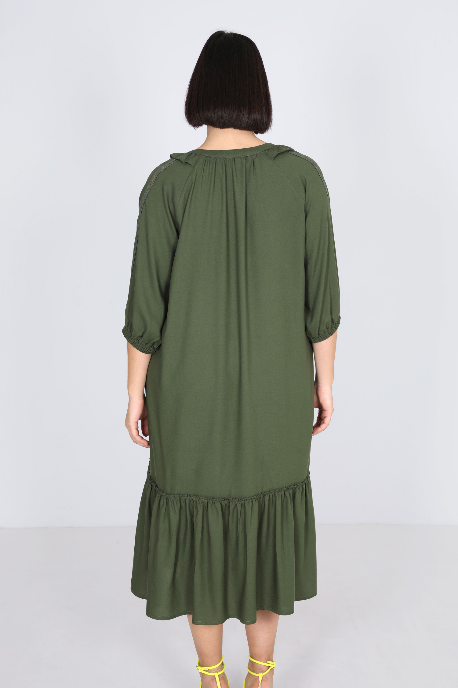 Long plain dress with pompom link