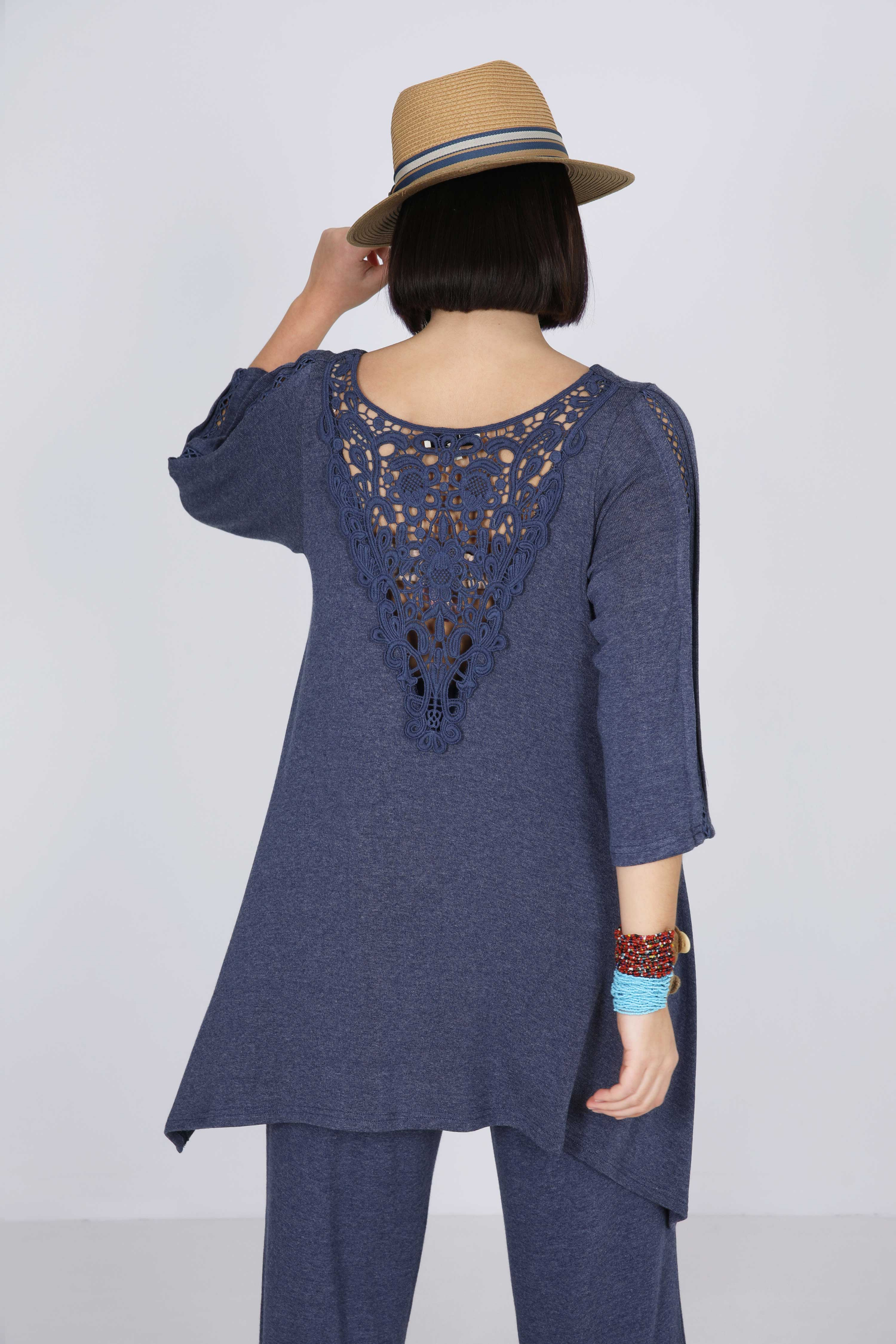 knit t-shirt with macramé collar on the back