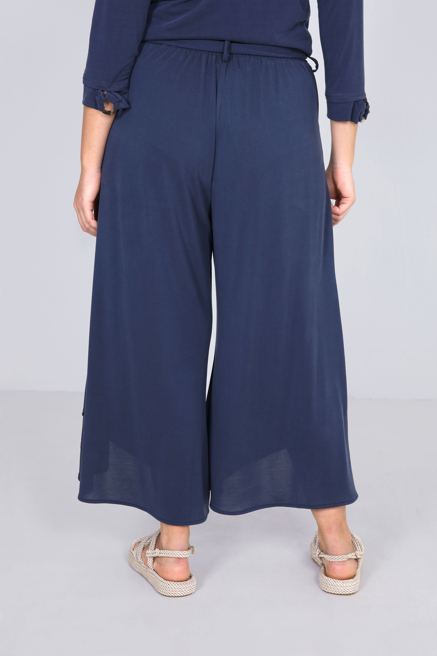 Pant style culottes in plain knit.