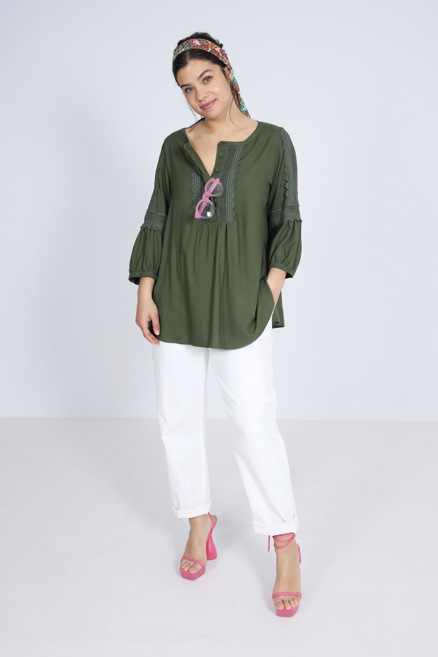 Plain blouse with wide braid