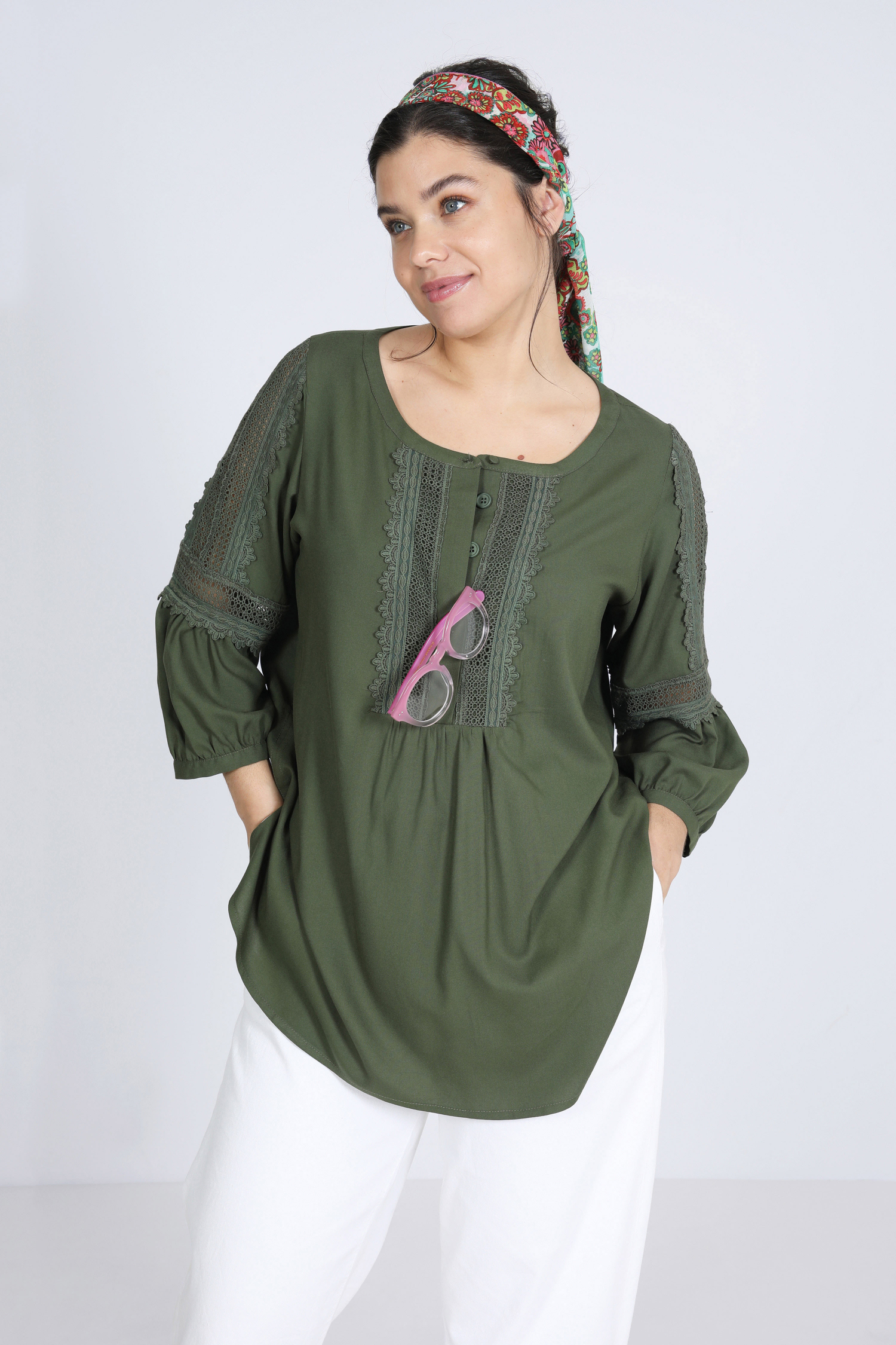 Plain blouse with wide braid