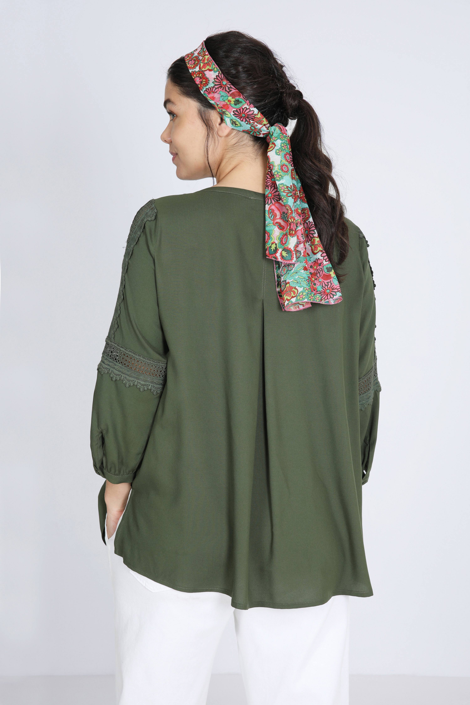 Plain blouse with wide braid