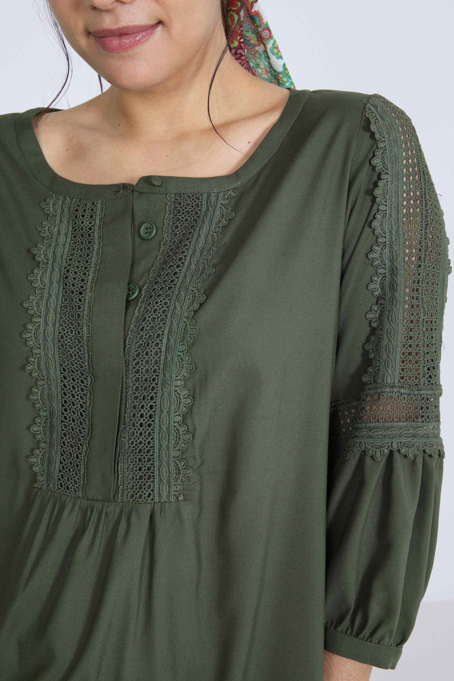 Plain blouse with wide braid