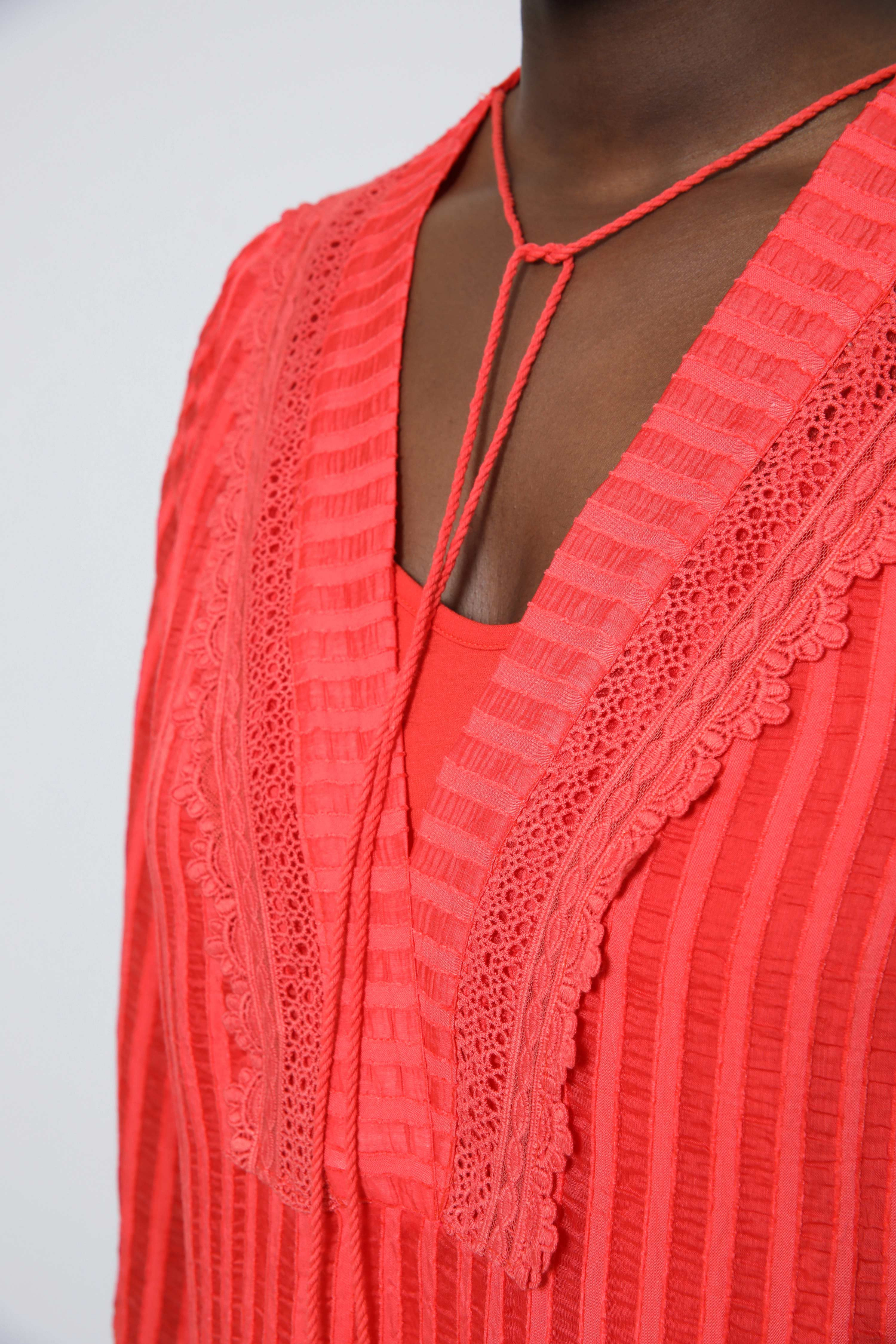 Blouse en voile gaufré effet rayure ton/ton