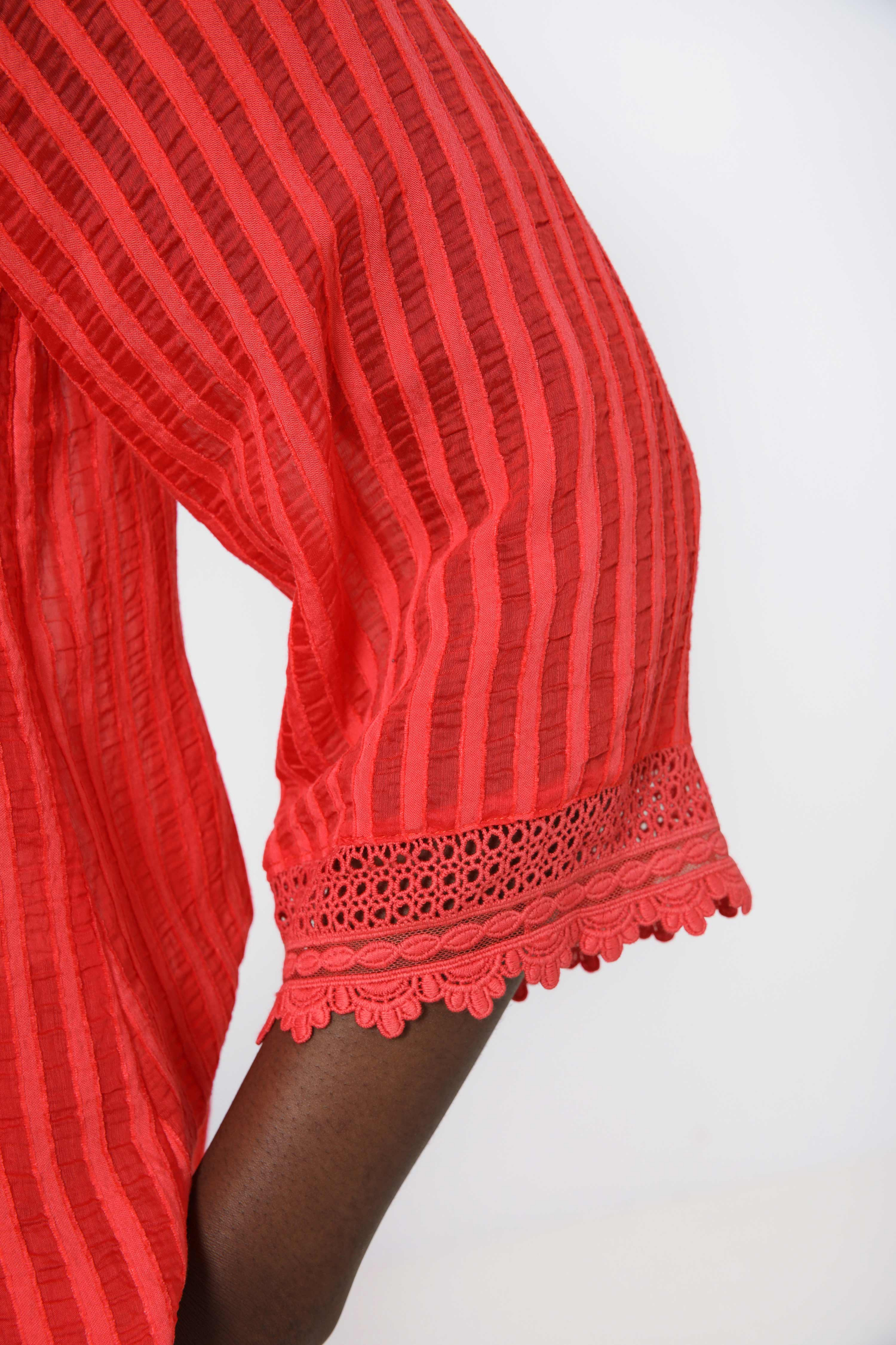 Blouse en voile gaufré effet rayure ton/ton