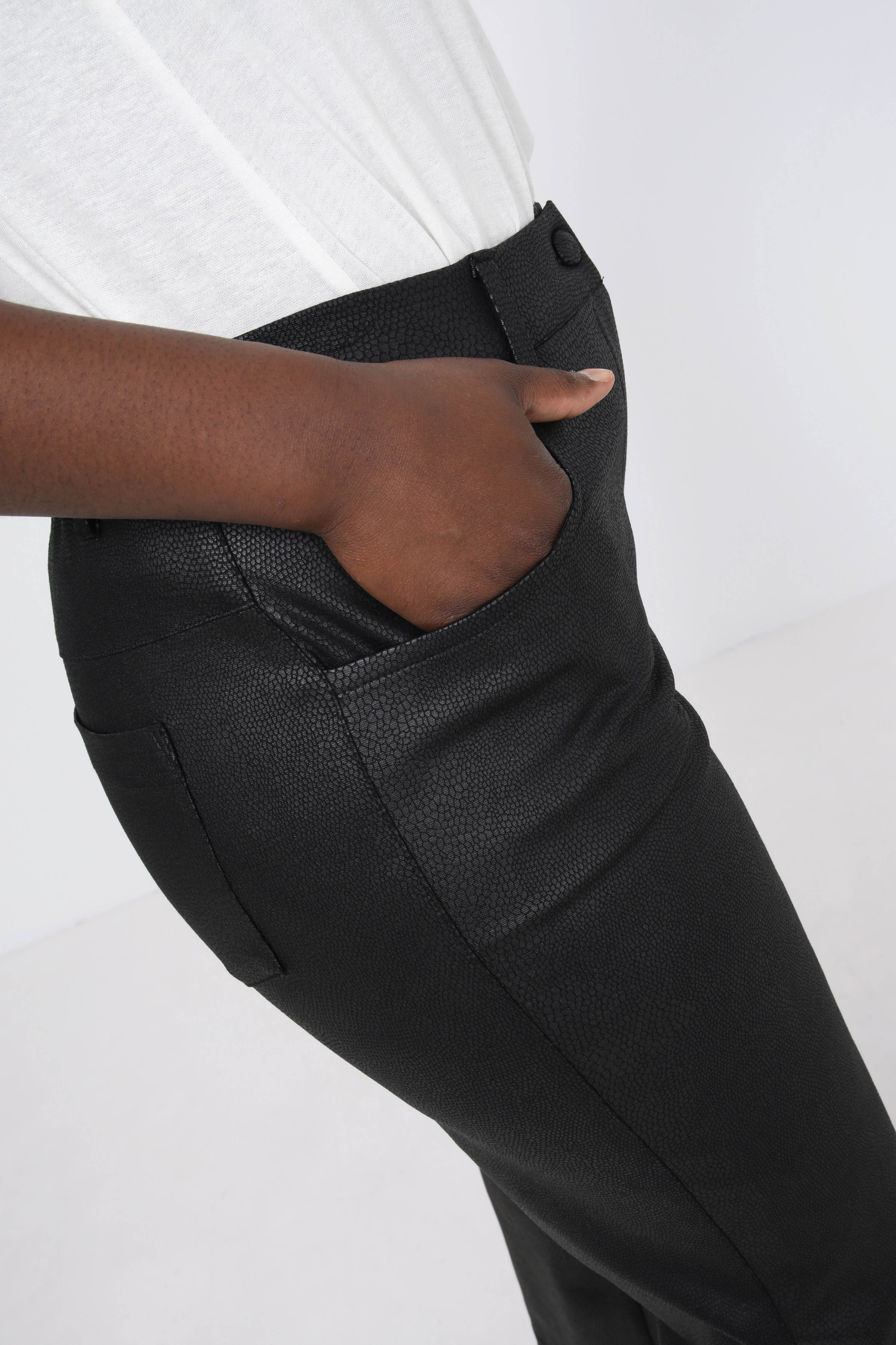 Pantalon 5 poches en similicuir effet craquelé