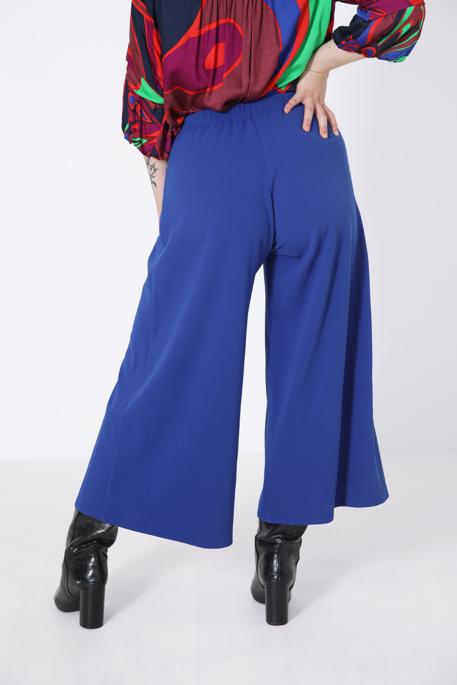 Plain 7/8 pants with slit at the bottom