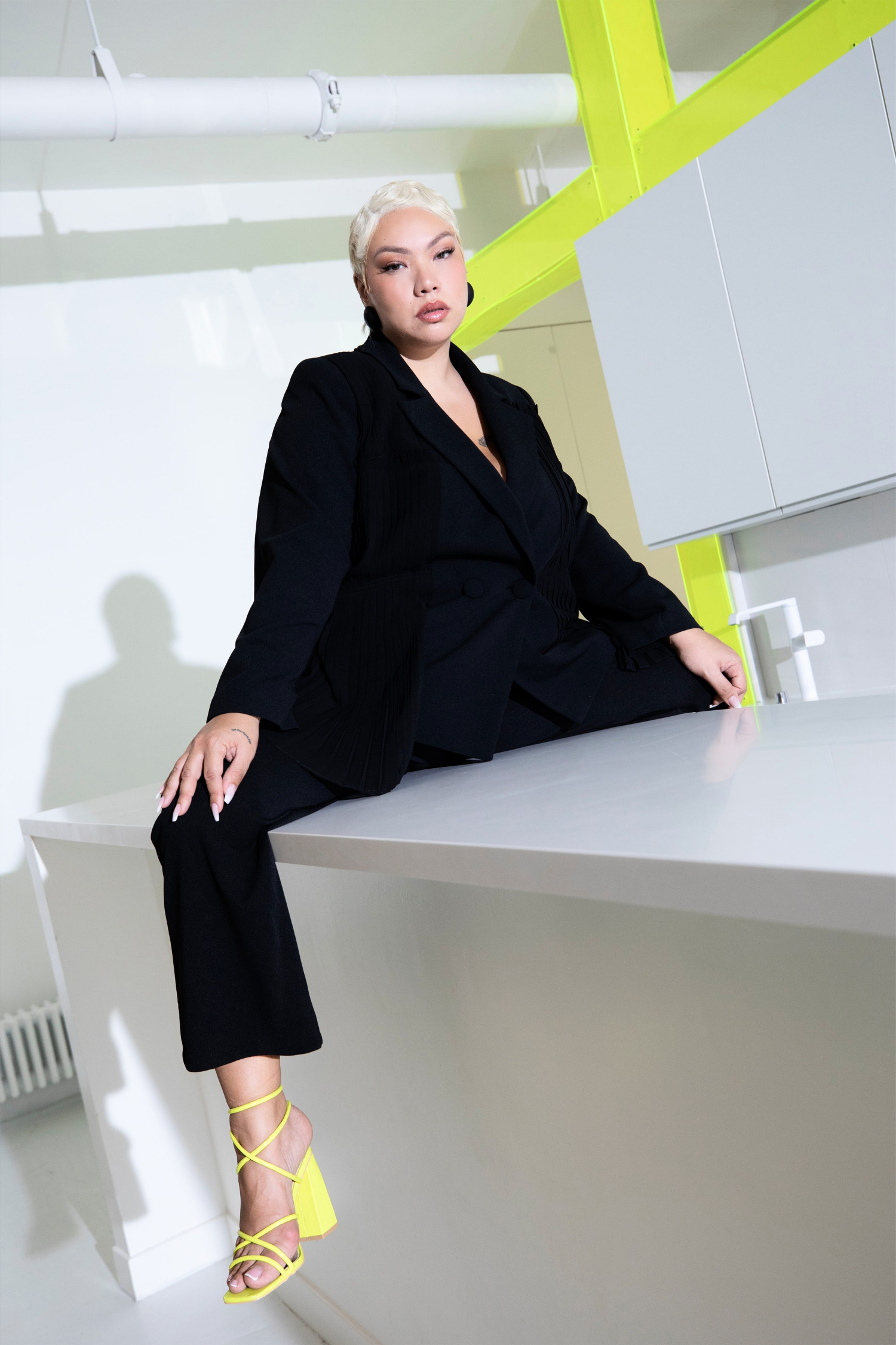 Veste tailleur unie avec plastron plissé