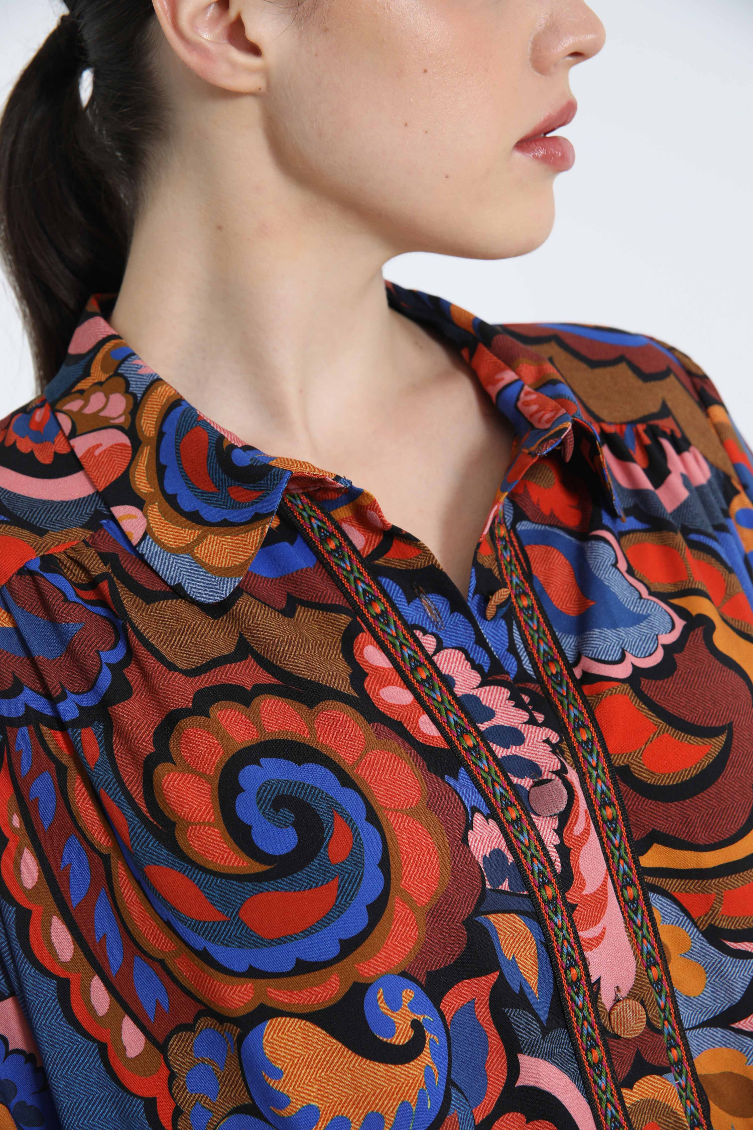 Trapezoid-shaped printed shirt with braid.