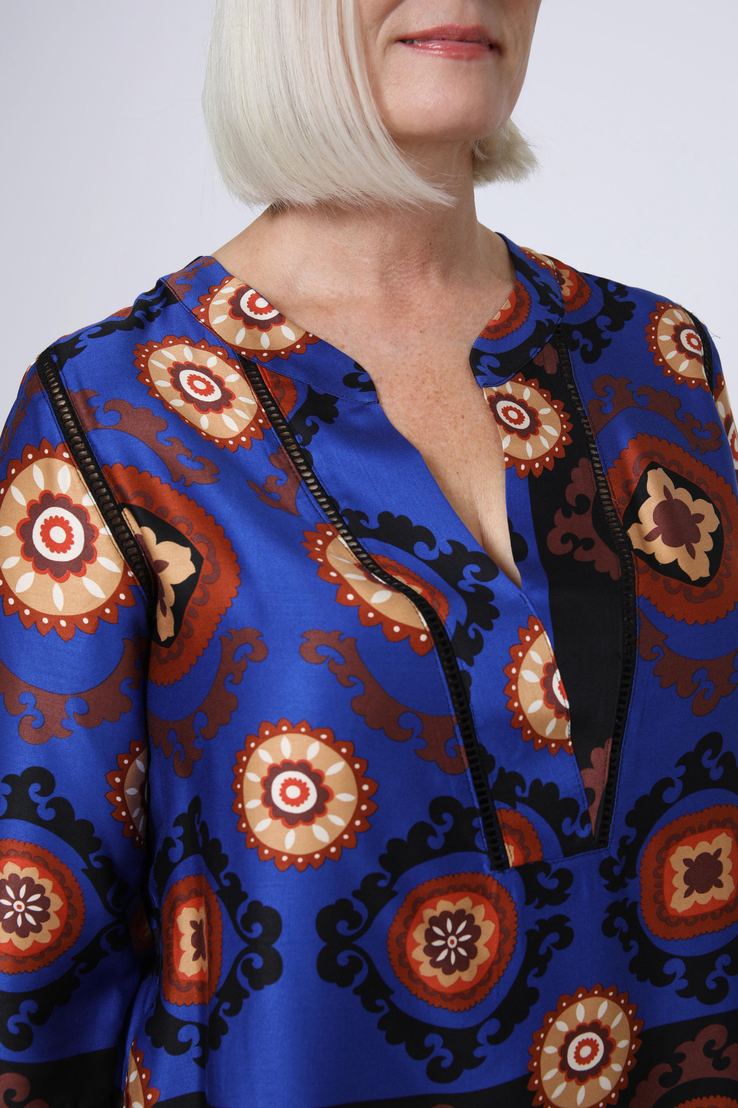 Blouse with a basic print