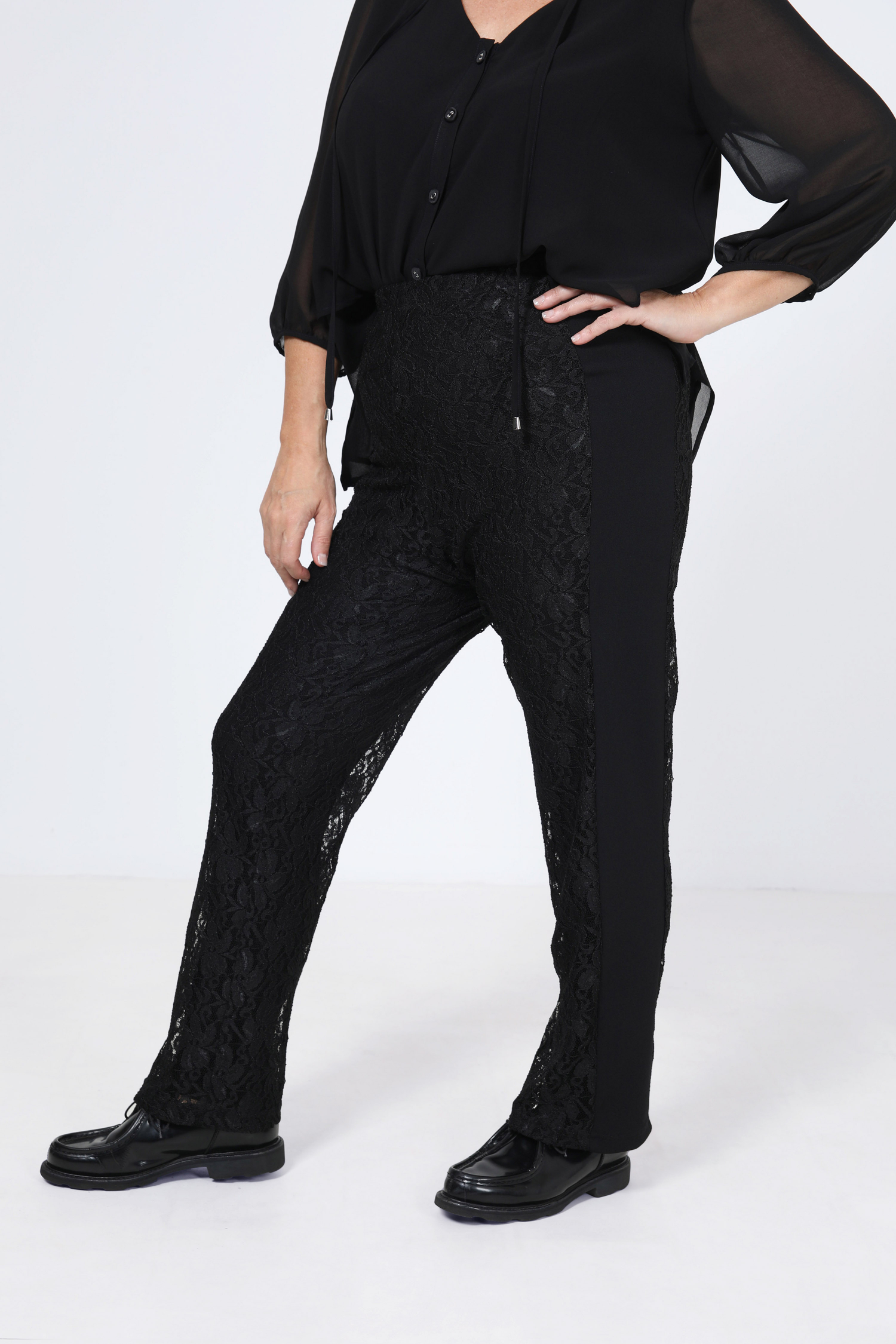 Dual-material lace and crepe pants