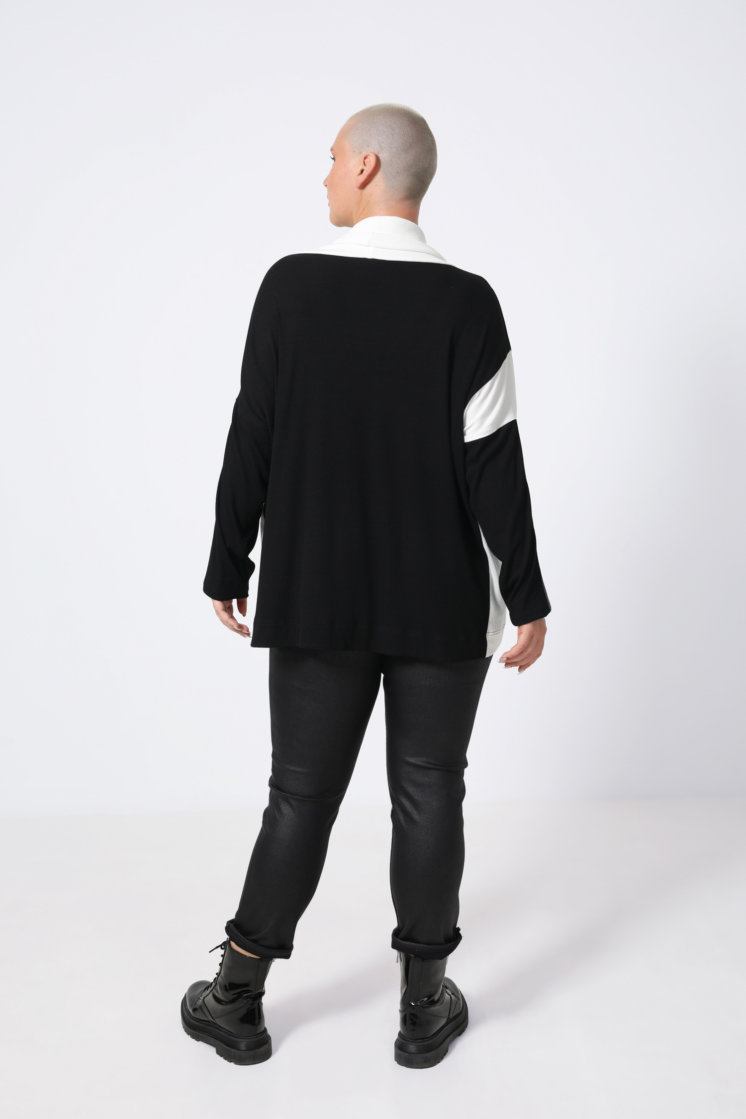 Two-tone knit sweater with screen printing