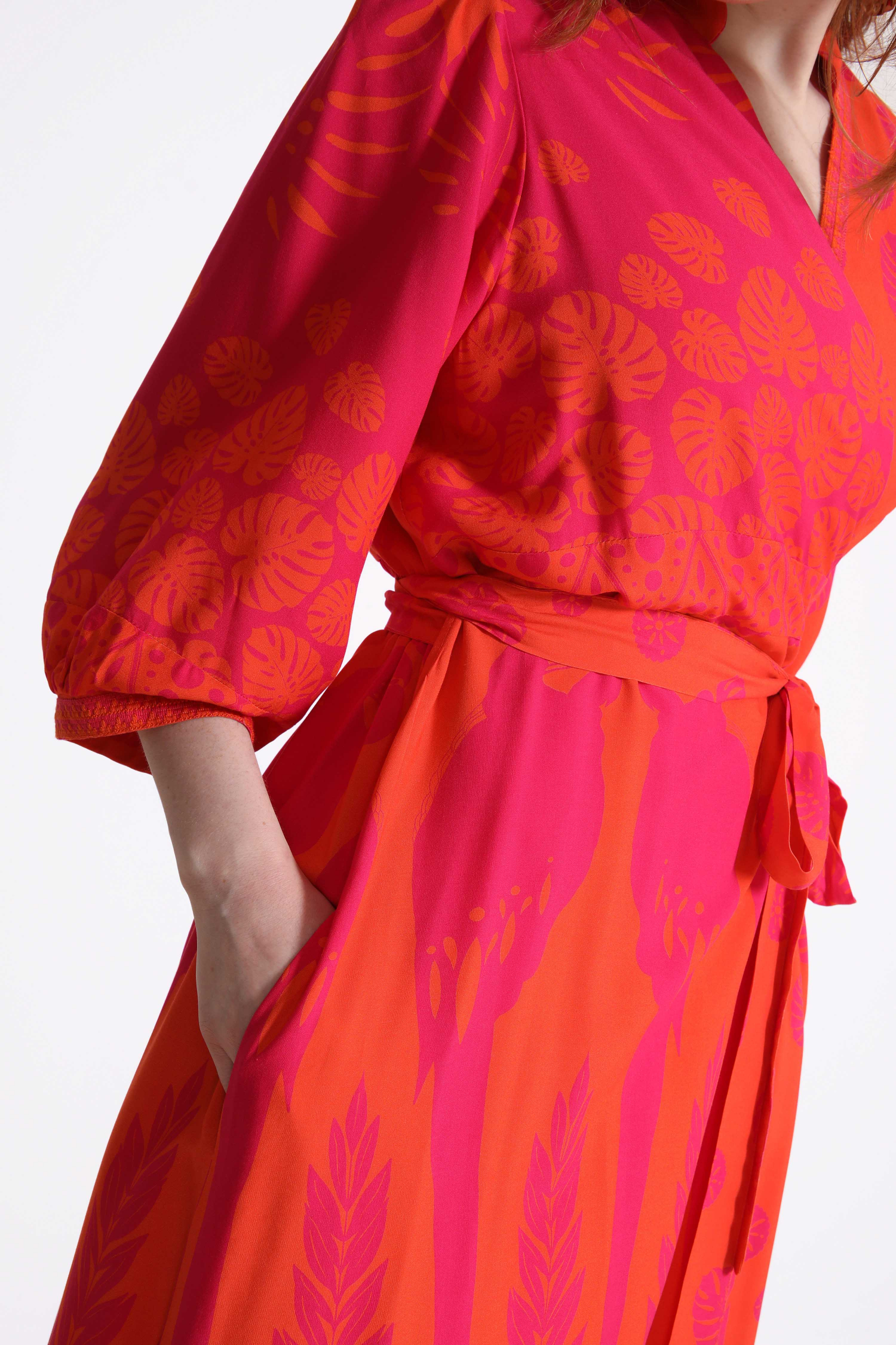 Robe longue portefeuille en impression perroquet