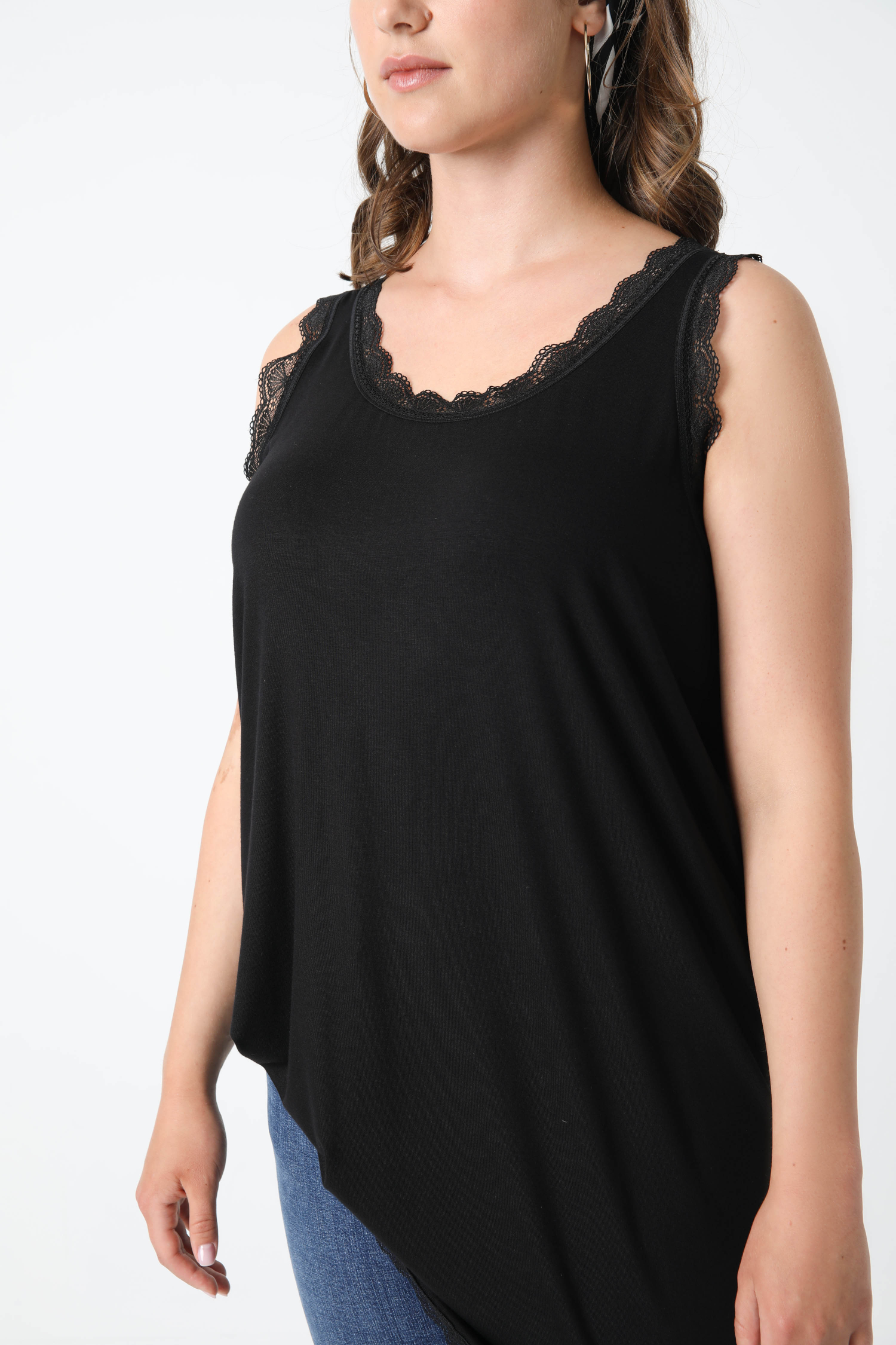 Long tank top with lace hem