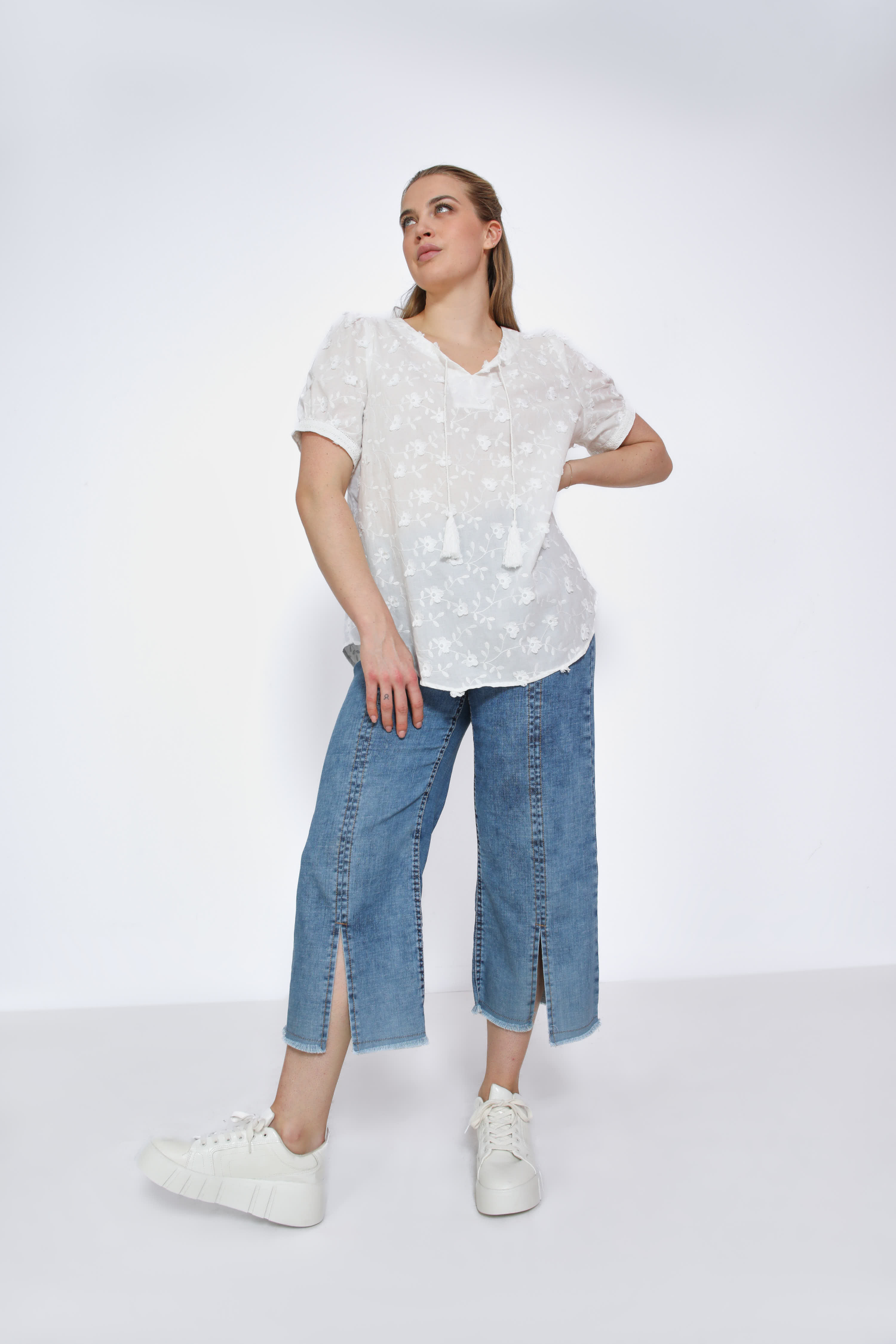 Blouse en broderie avec un galon