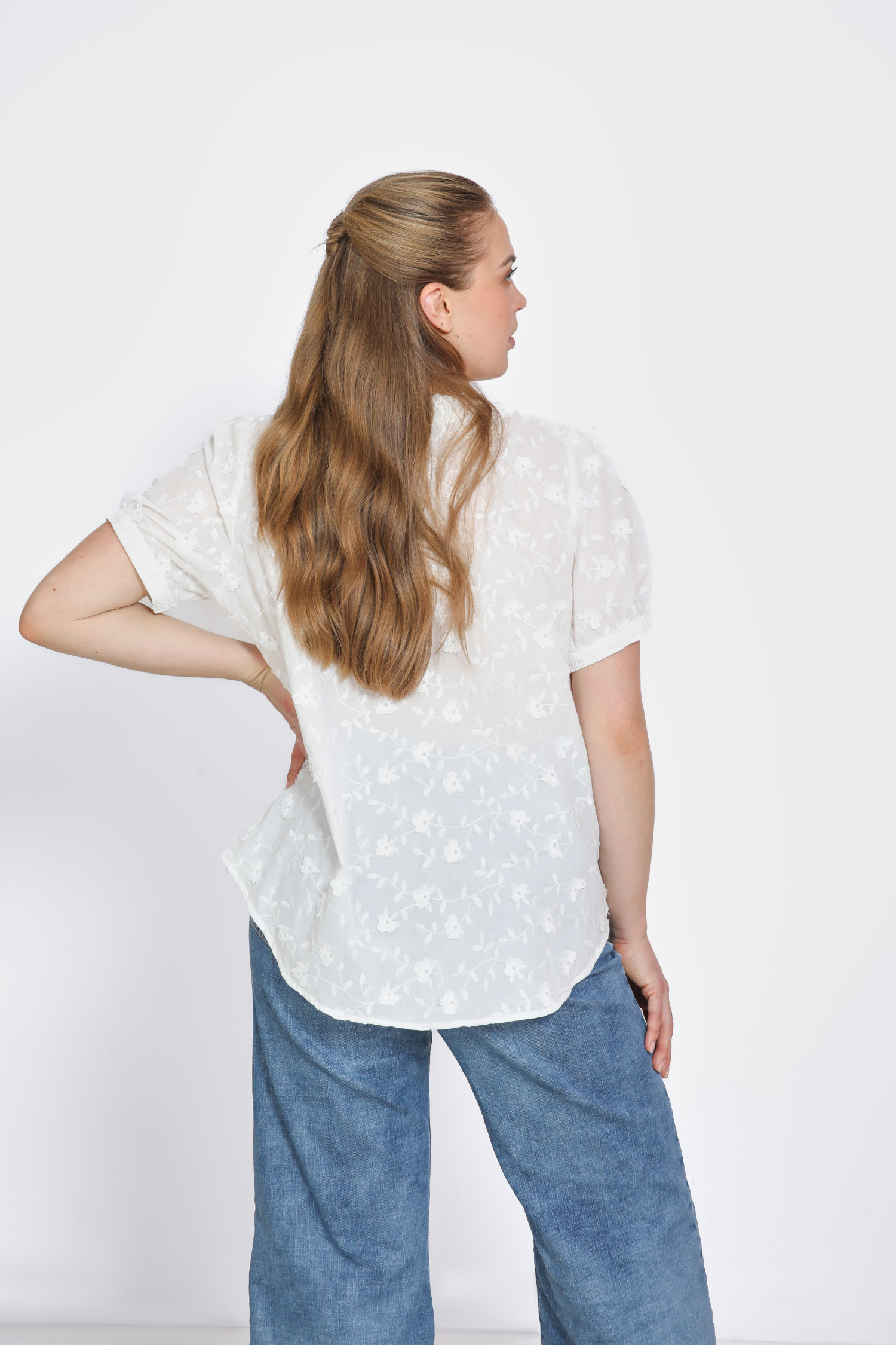 Blouse en broderie avec un galon