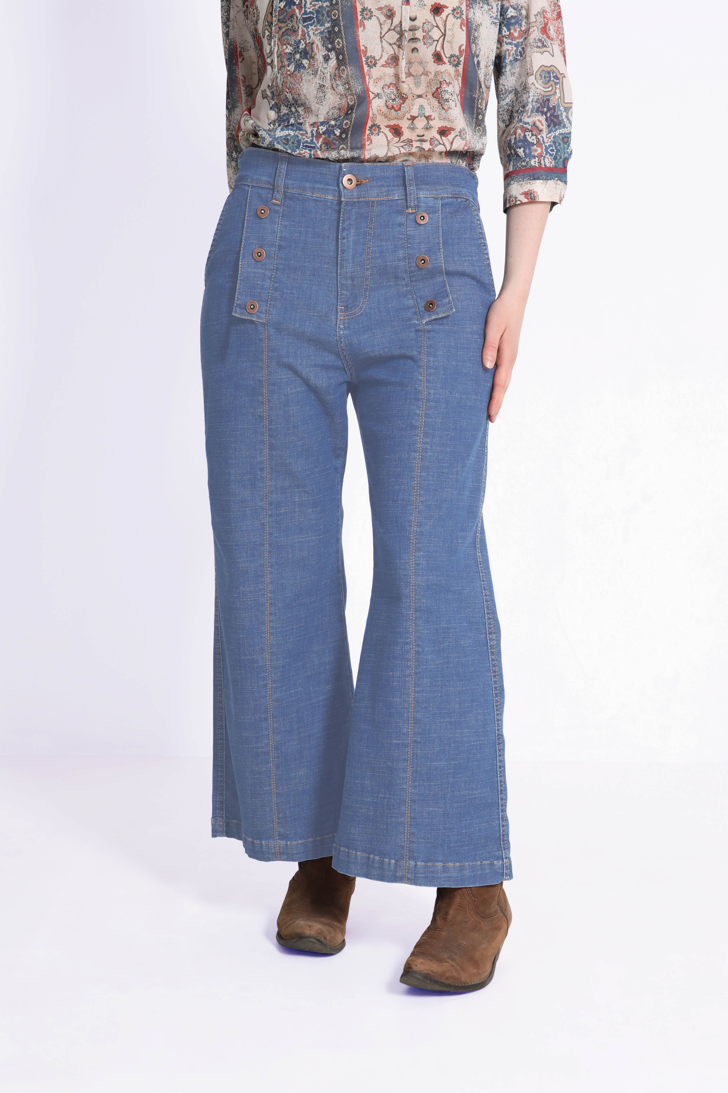 Jeans de couleur tie n dye avec patte fantaisie et boutons
