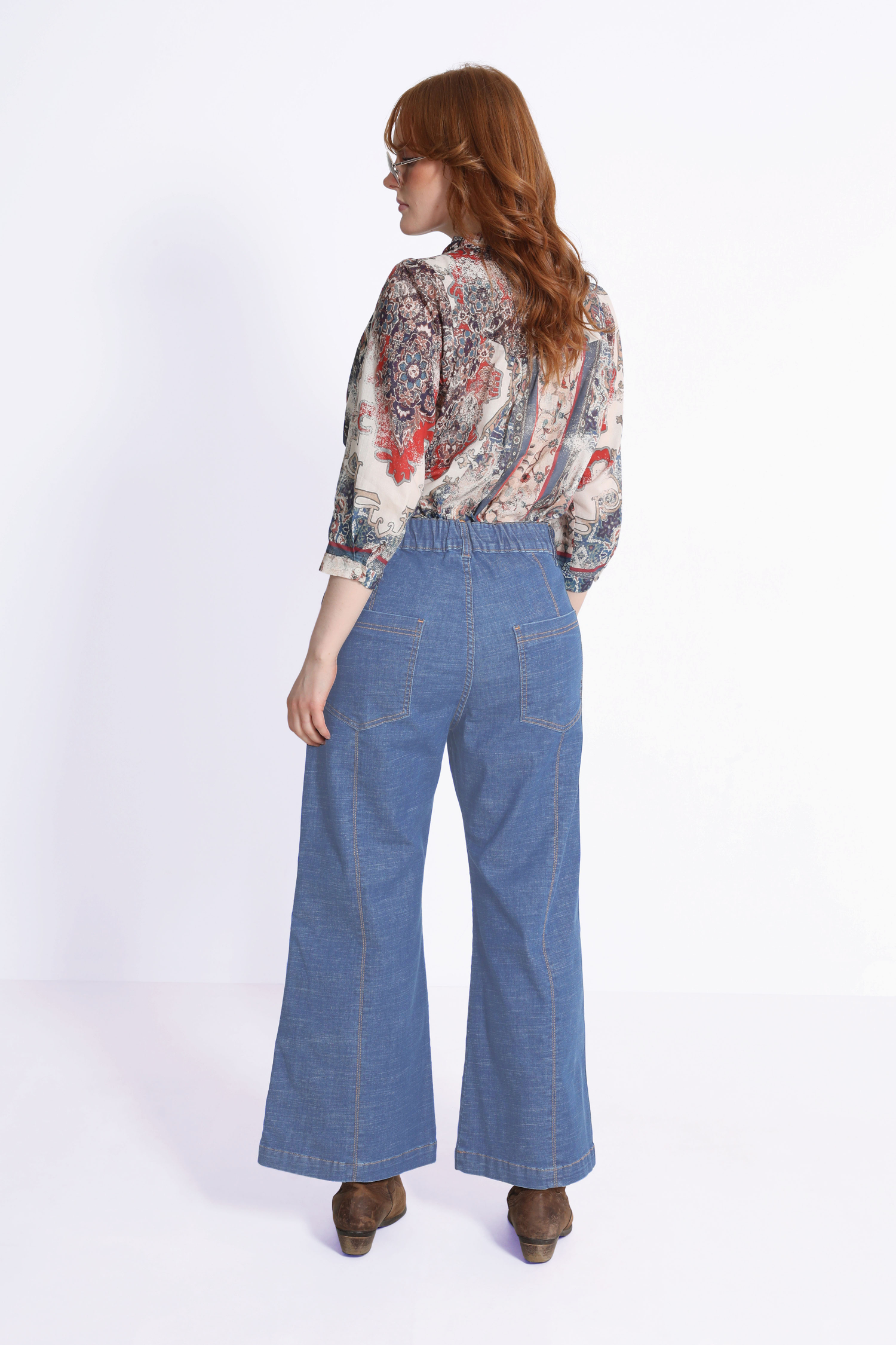 Jeans de couleur tie n dye avec patte fantaisie et boutons