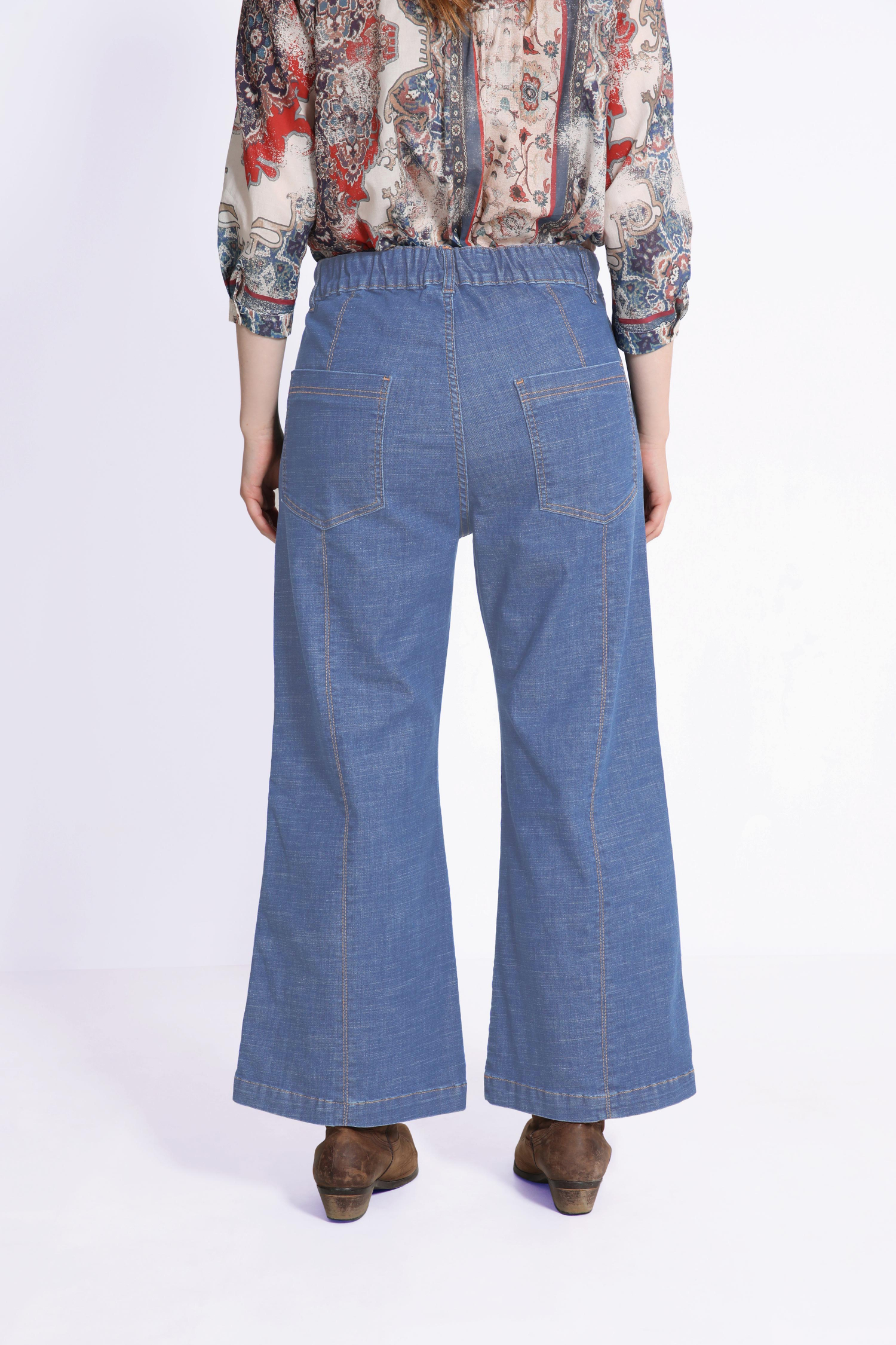 Jeans de couleur tie n dye avec patte fantaisie et boutons