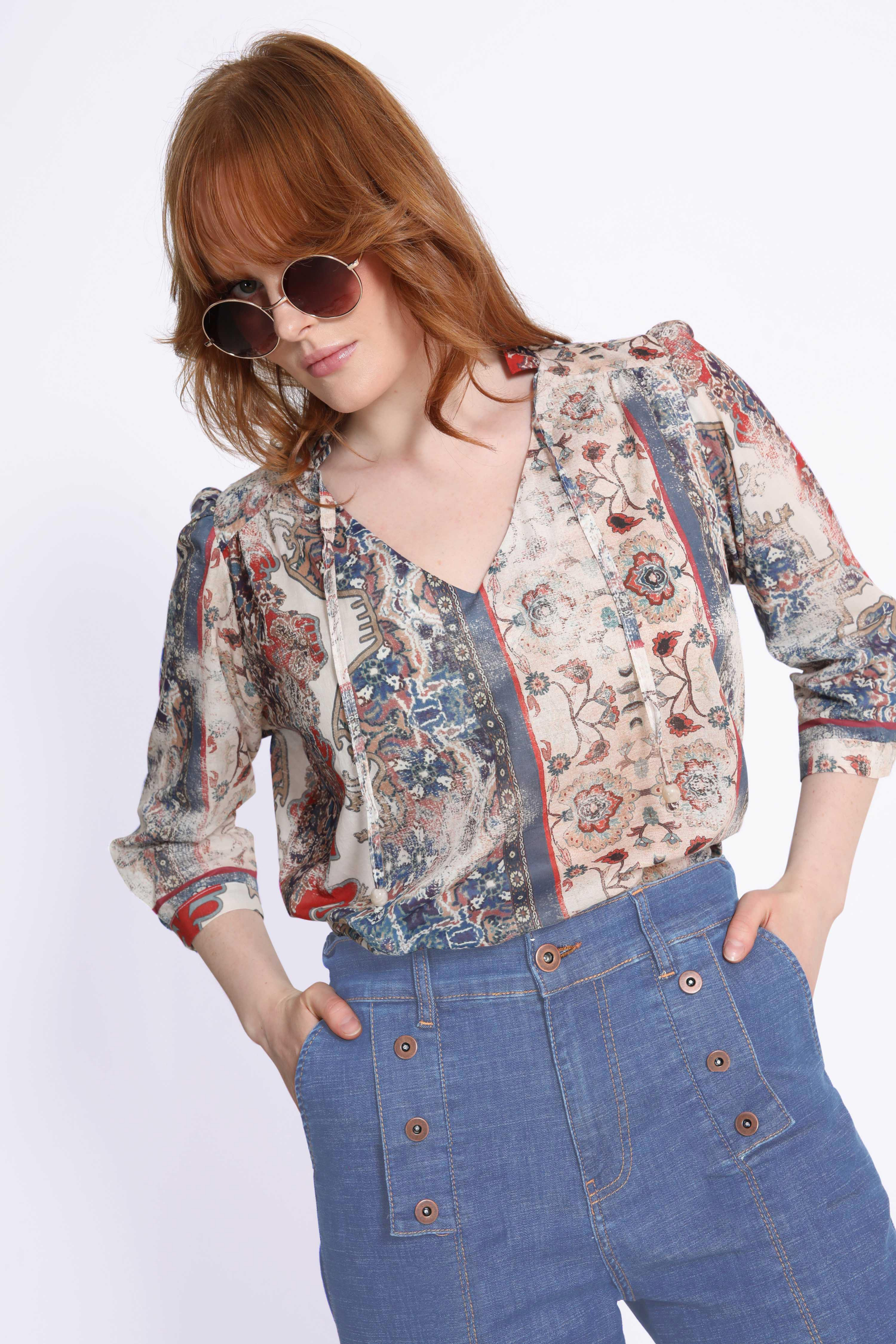 Jeans de couleur tie n dye avec patte fantaisie et boutons