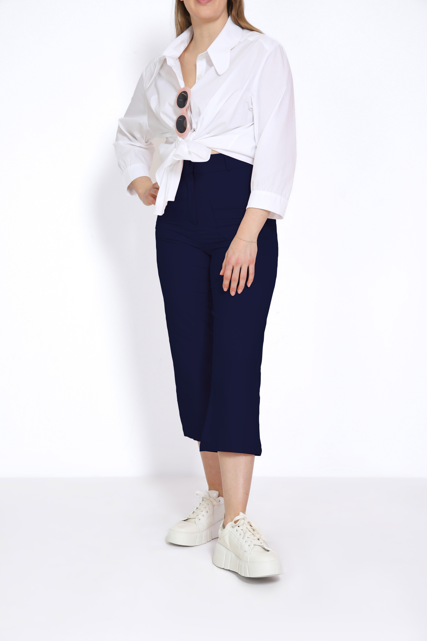 Plain cut flared pants at the bottom