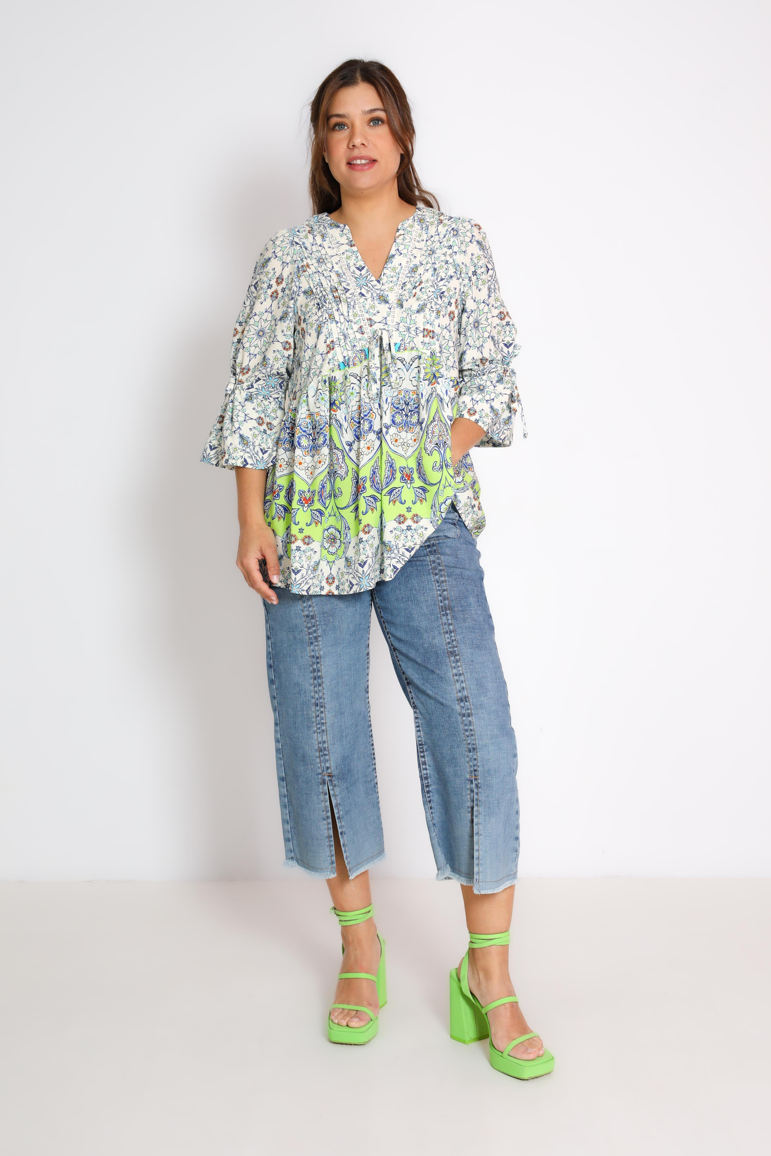 Printed blouse with a basic pattern