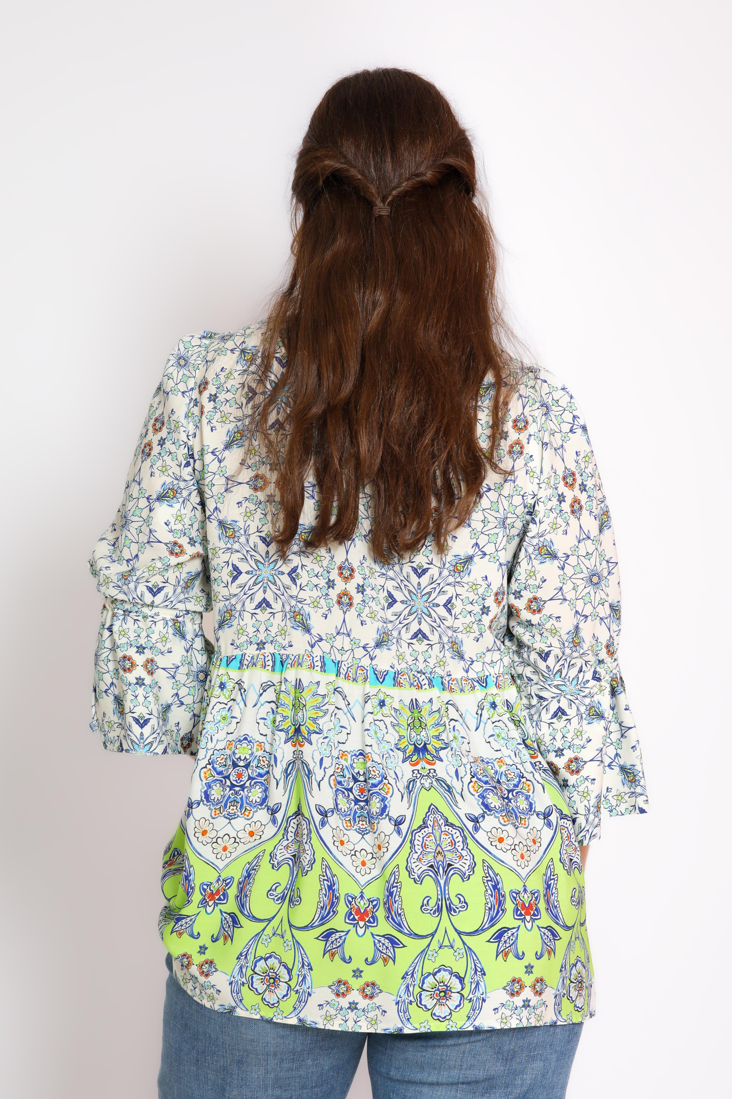 Printed blouse with a basic pattern