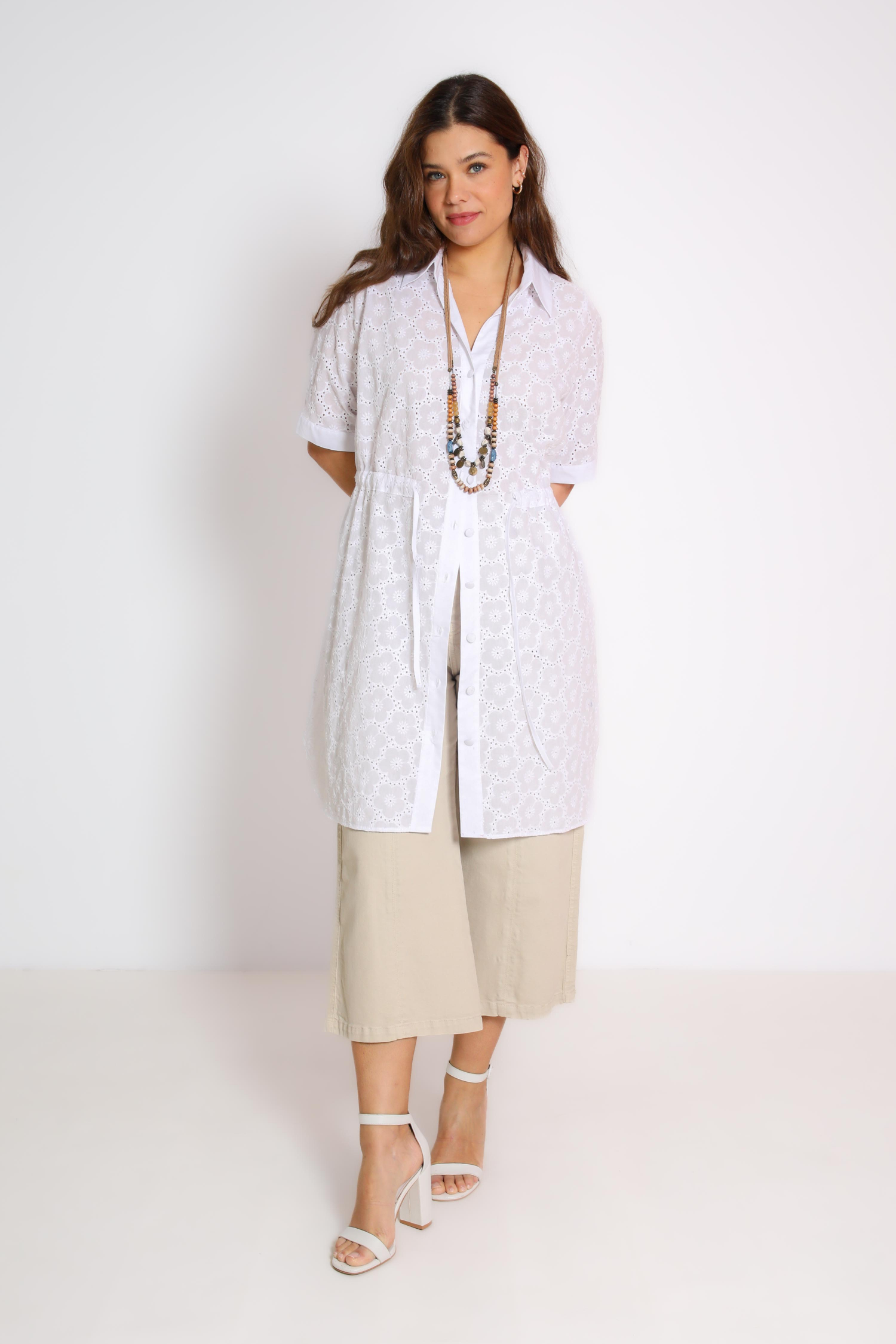 Long shirt in embroidery and poplin