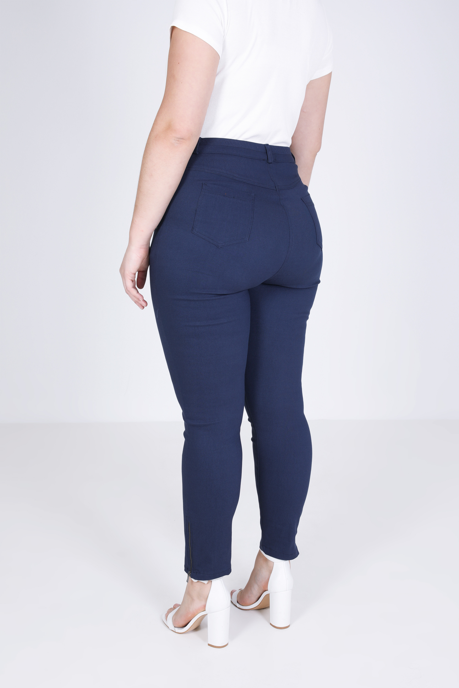 Straight pants decorated with zip