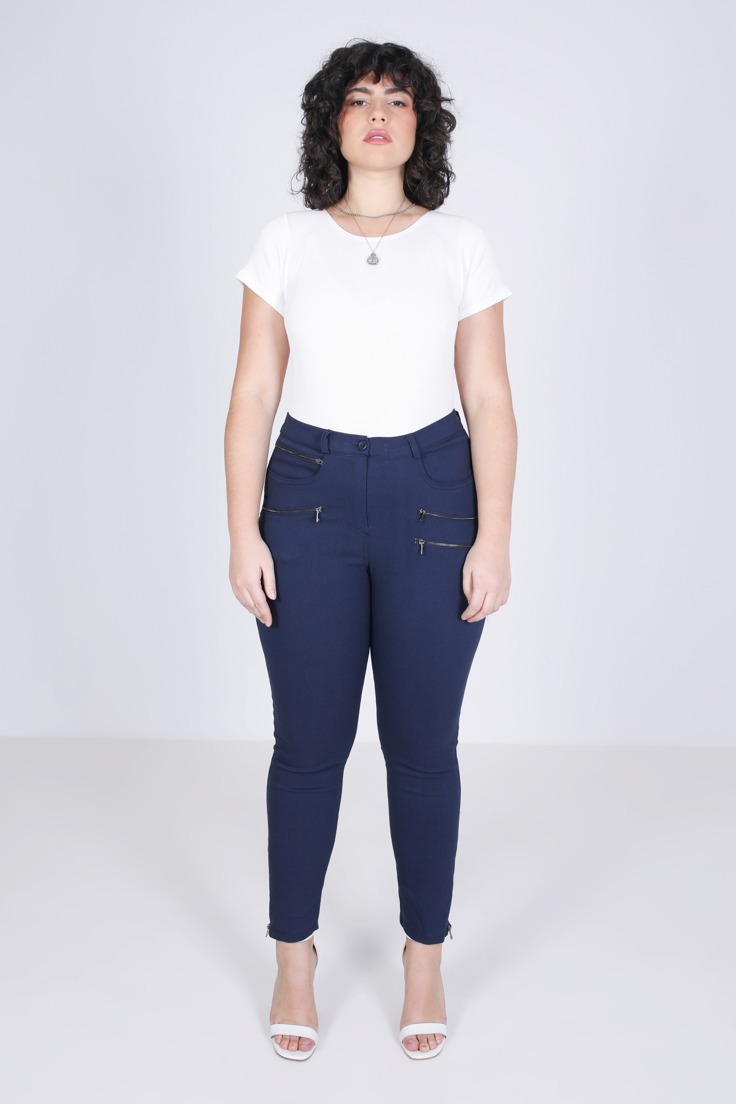 Straight pants decorated with zip