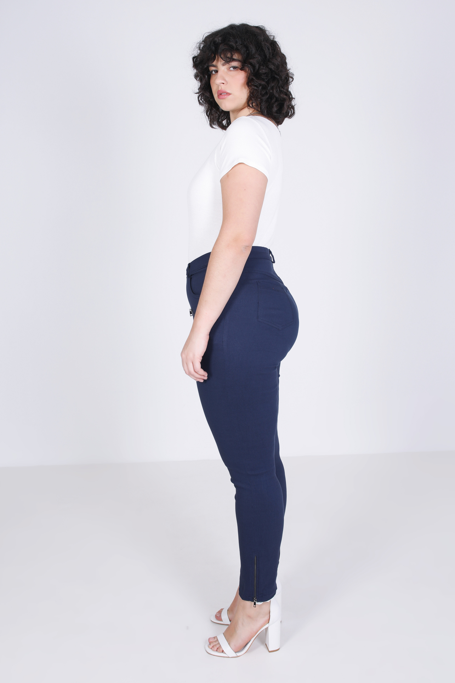 Straight pants decorated with zip