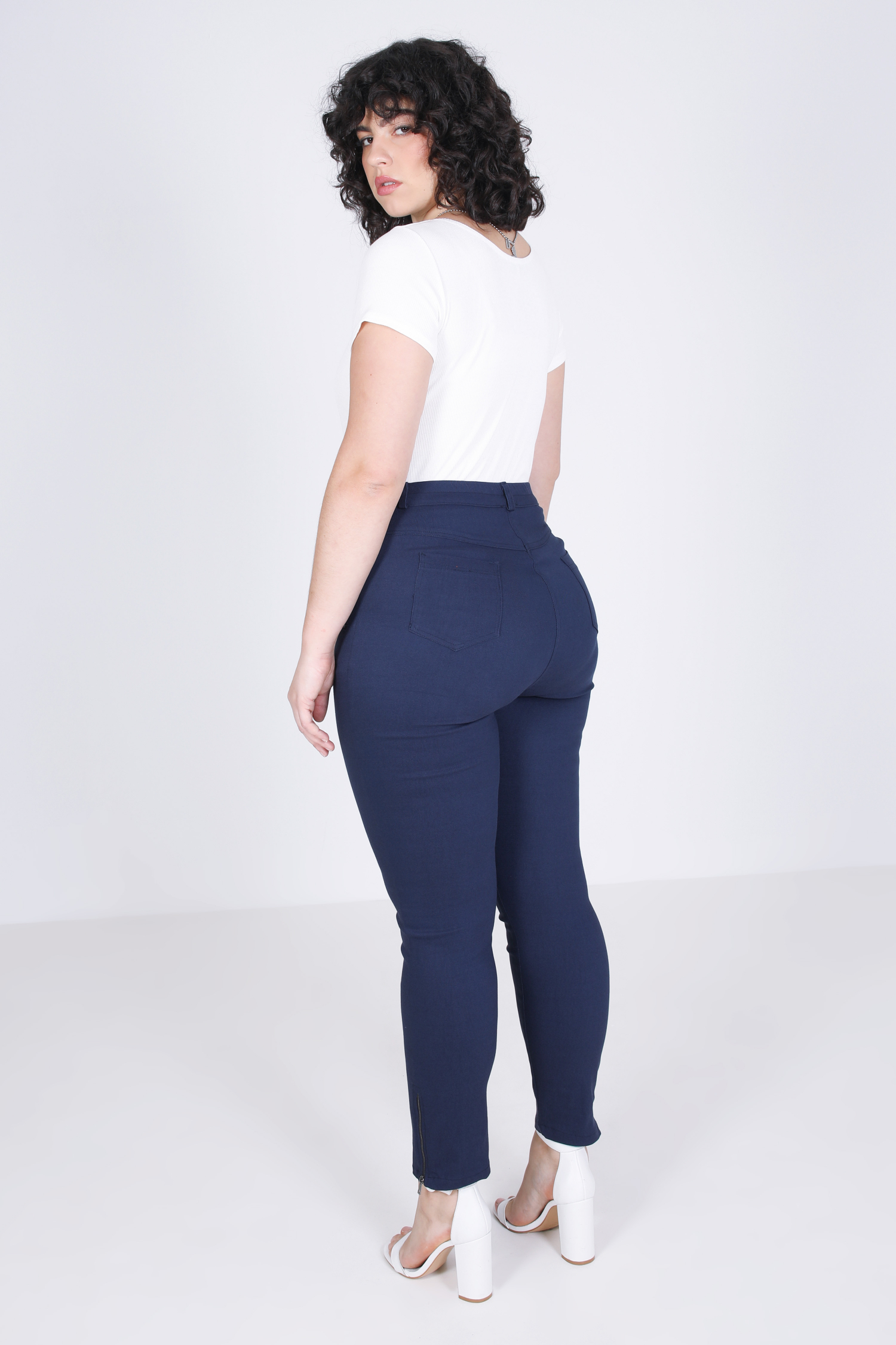 Straight pants decorated with zip