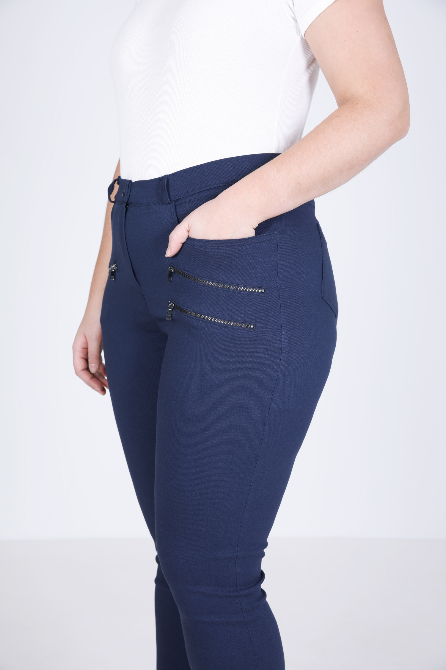 Straight pants decorated with zip