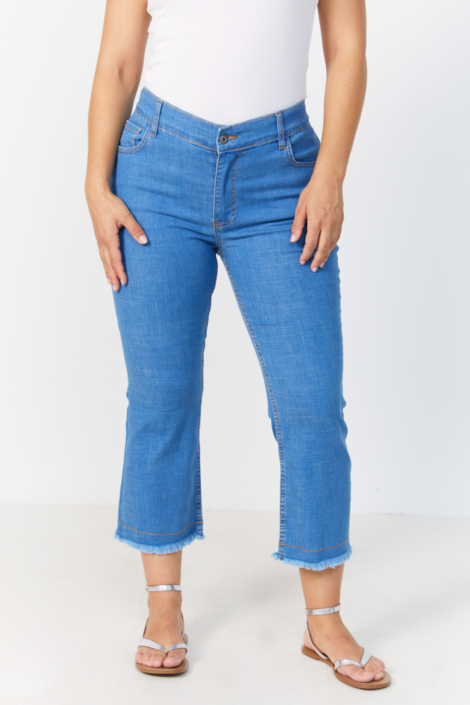 7/8 jeans with fringes at the bottom