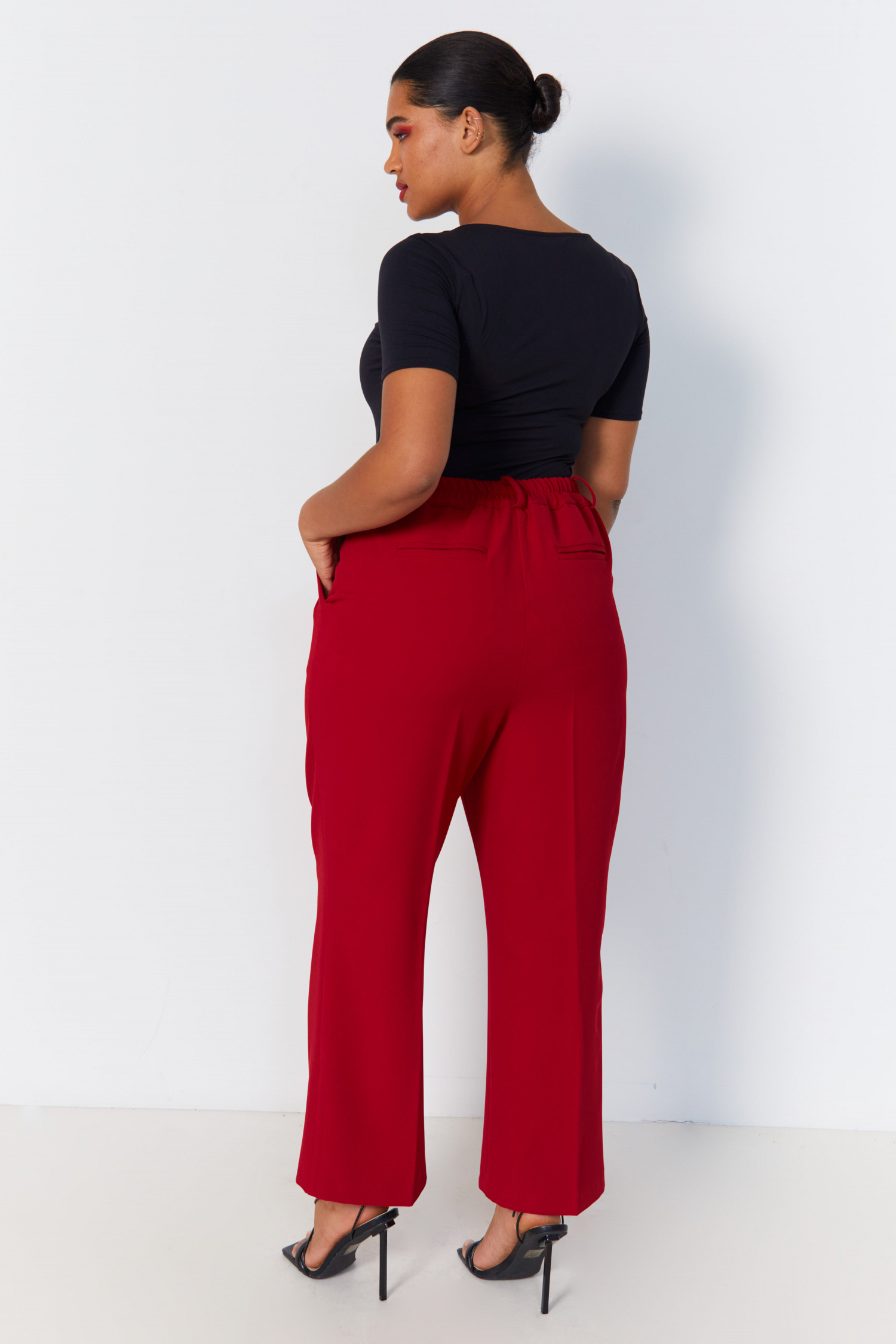 Straight tailored trousers in plain colour