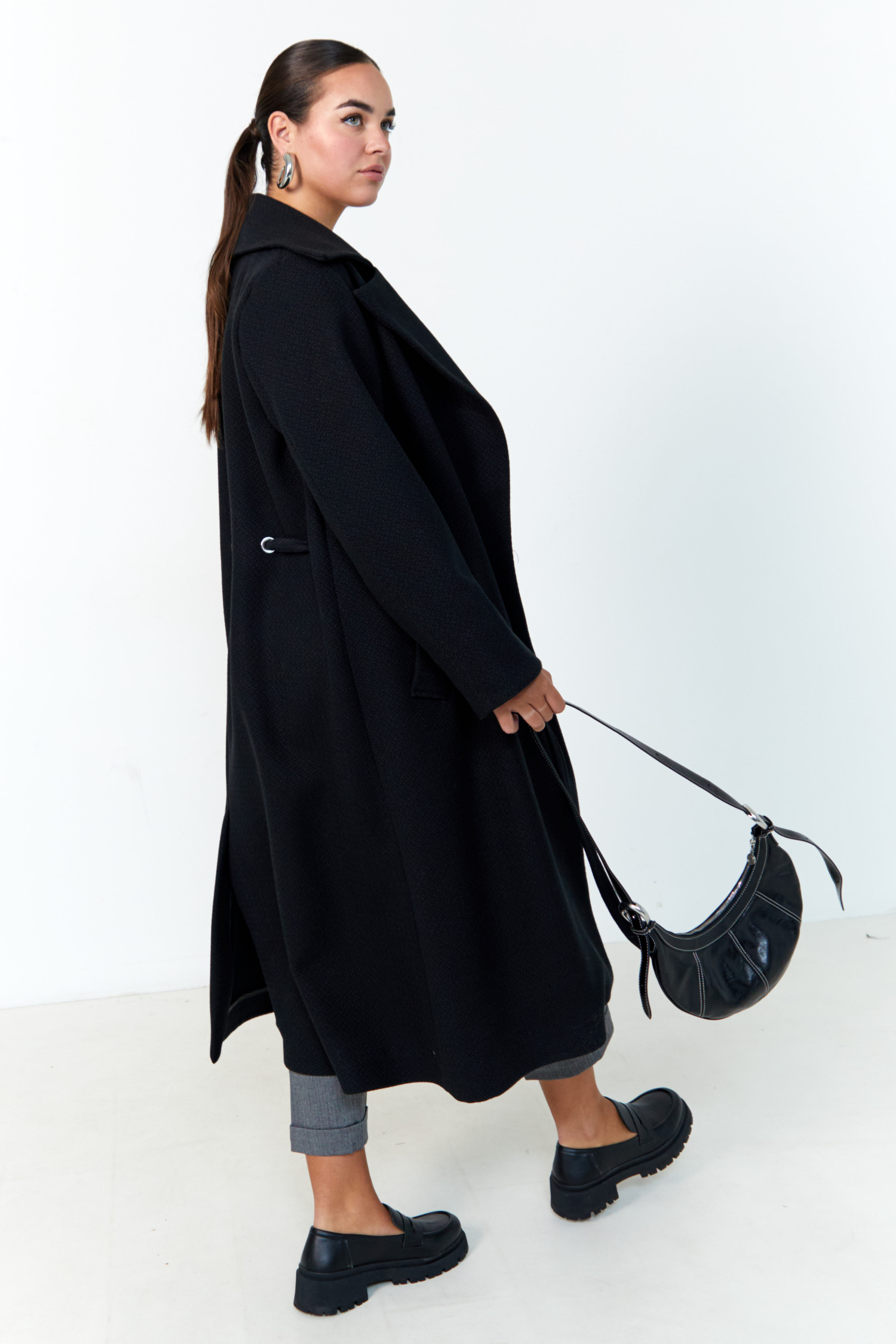 Chic long coat with eyelets at the waist