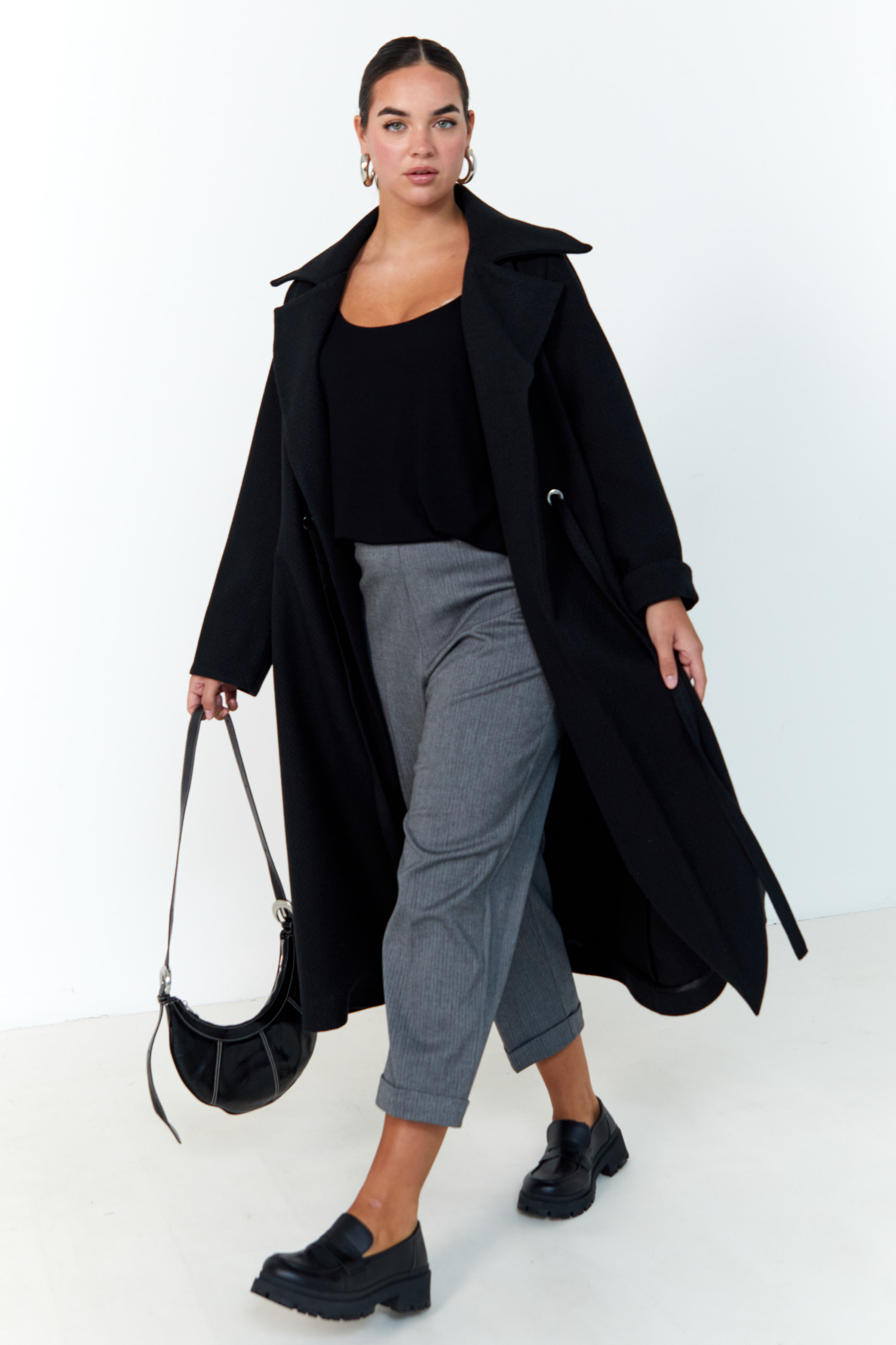 Manteau long chic avec oeillets a la taille