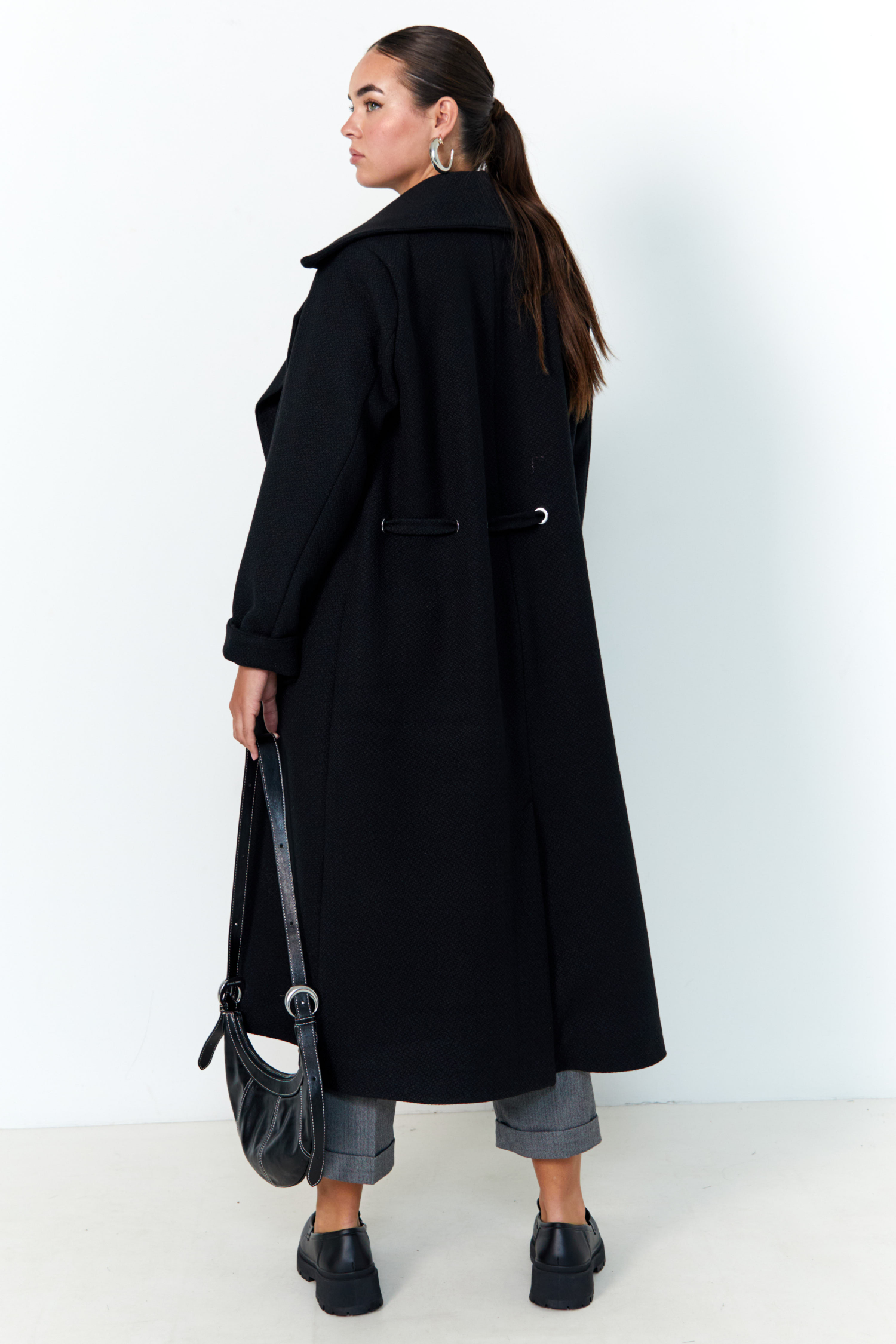 Manteau long chic avec oeillets a la taille