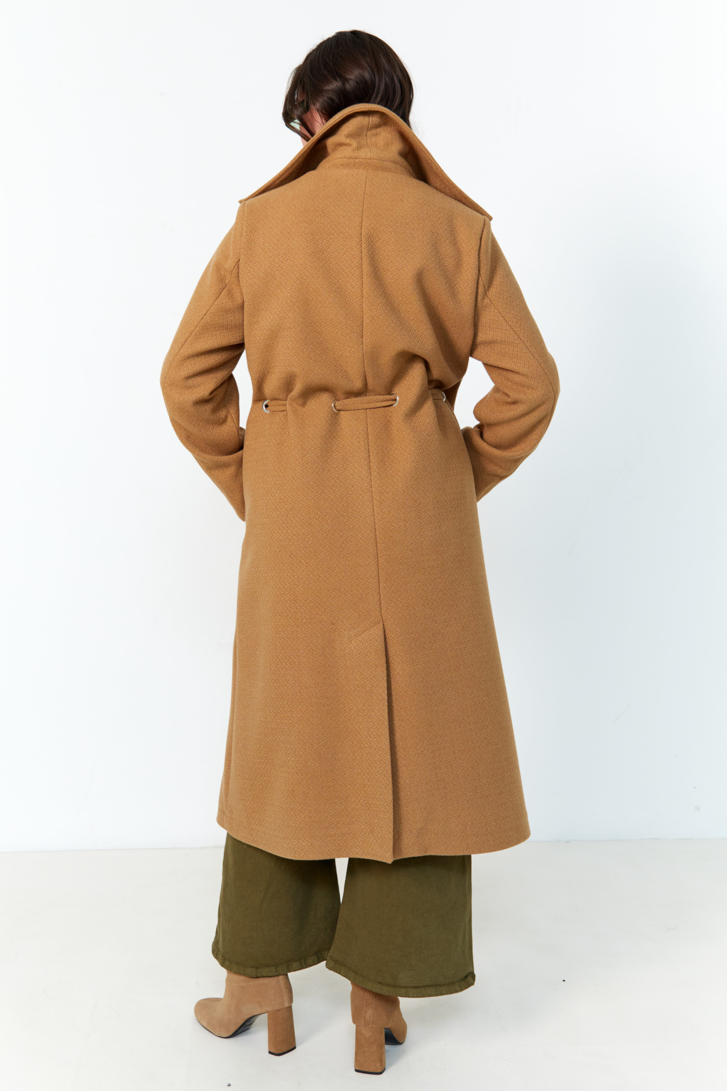 Chic long coat with eyelets at the waist