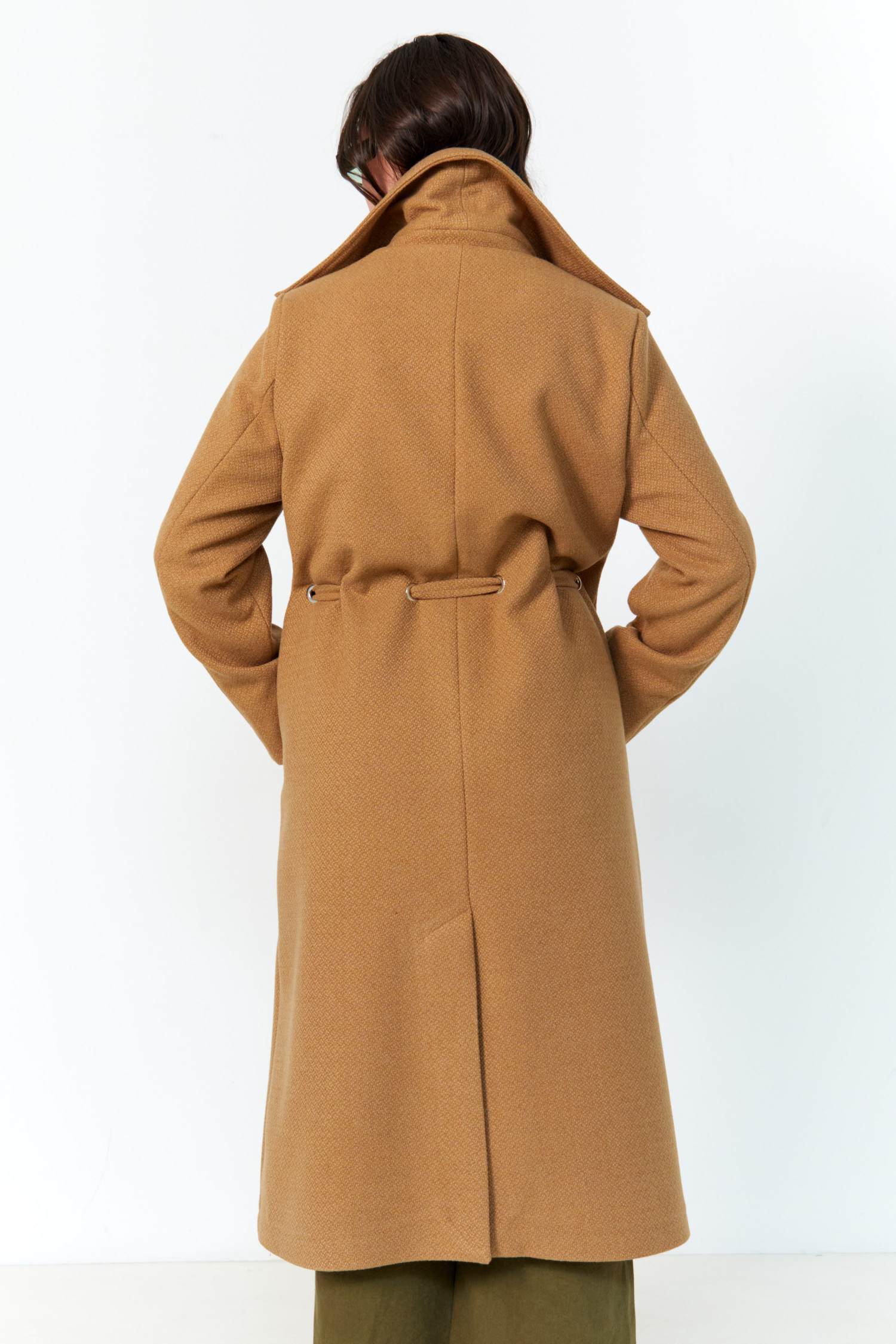 Chic long coat with eyelets at the waist