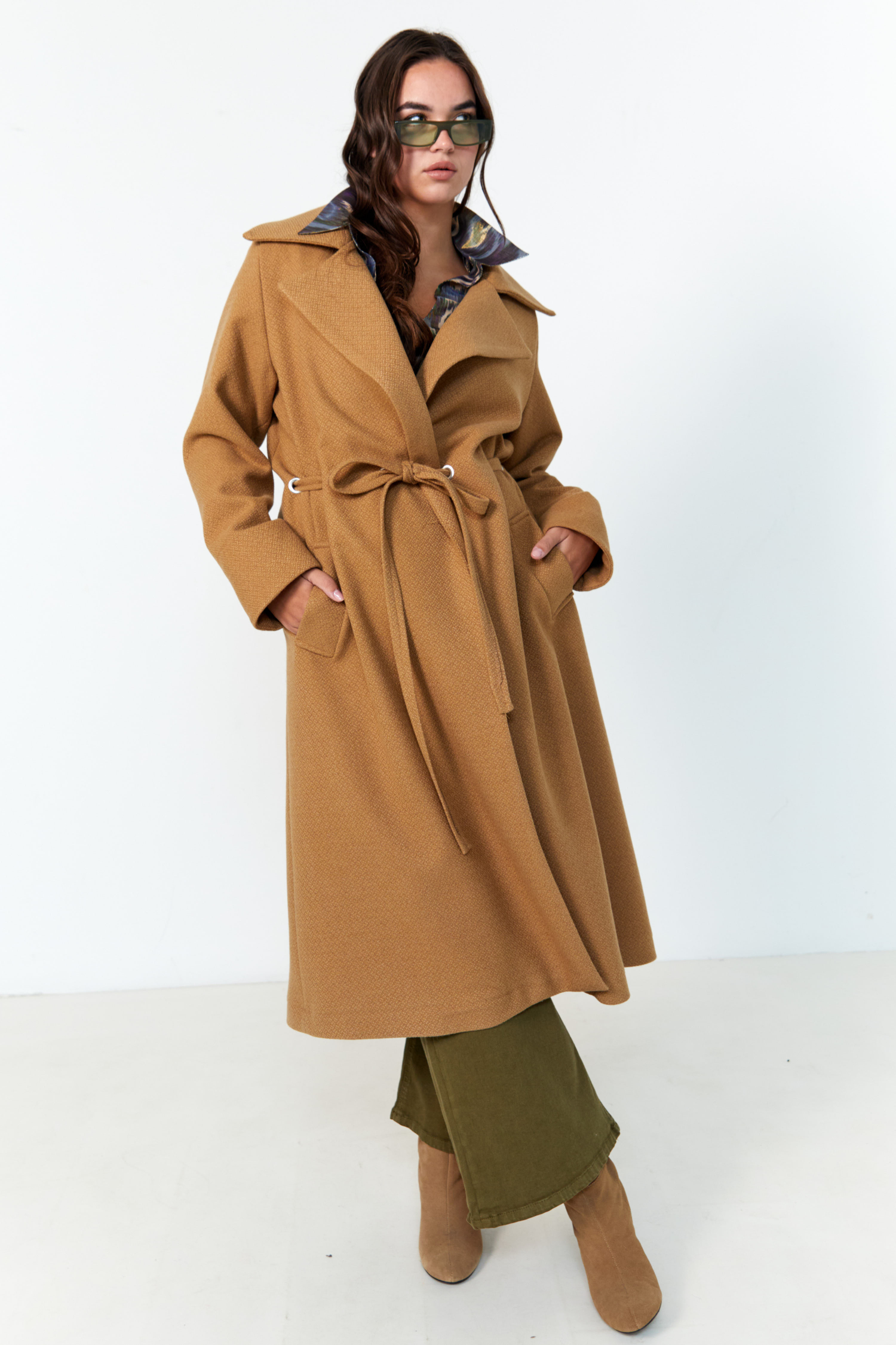 Chic long coat with eyelets at the waist